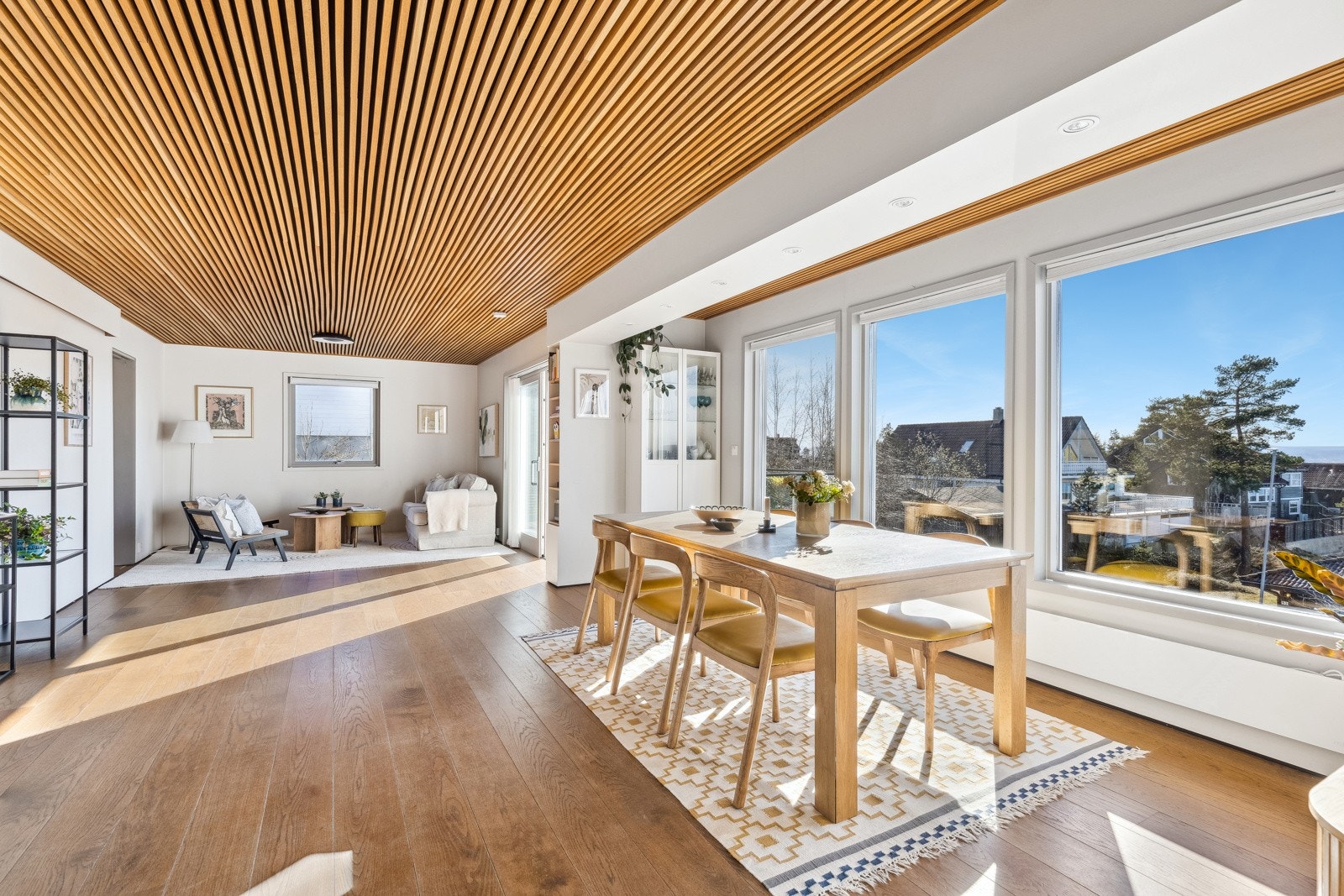 Den gode størrelsen på rommet gjør det enkelt å innrede med sofagruppe og spisegruppe uten at det føles overmøblert. Galleribilde