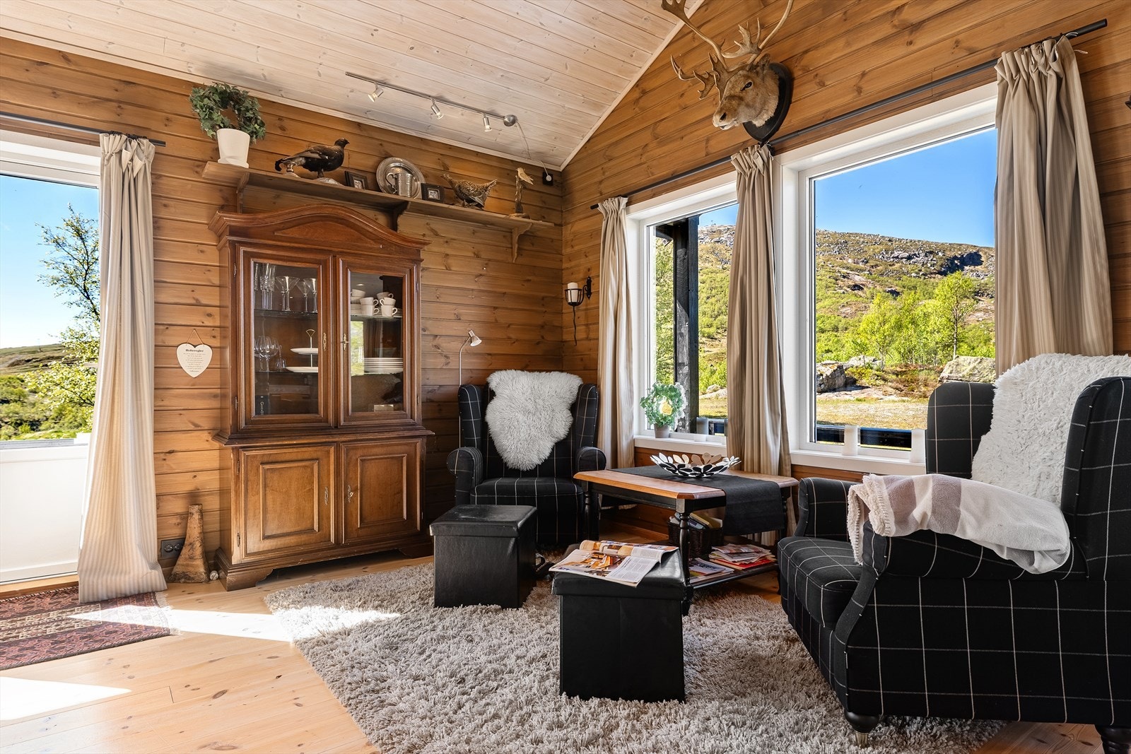 Hytten har åpen stue- og kjøkkenløsning. Galleribilde