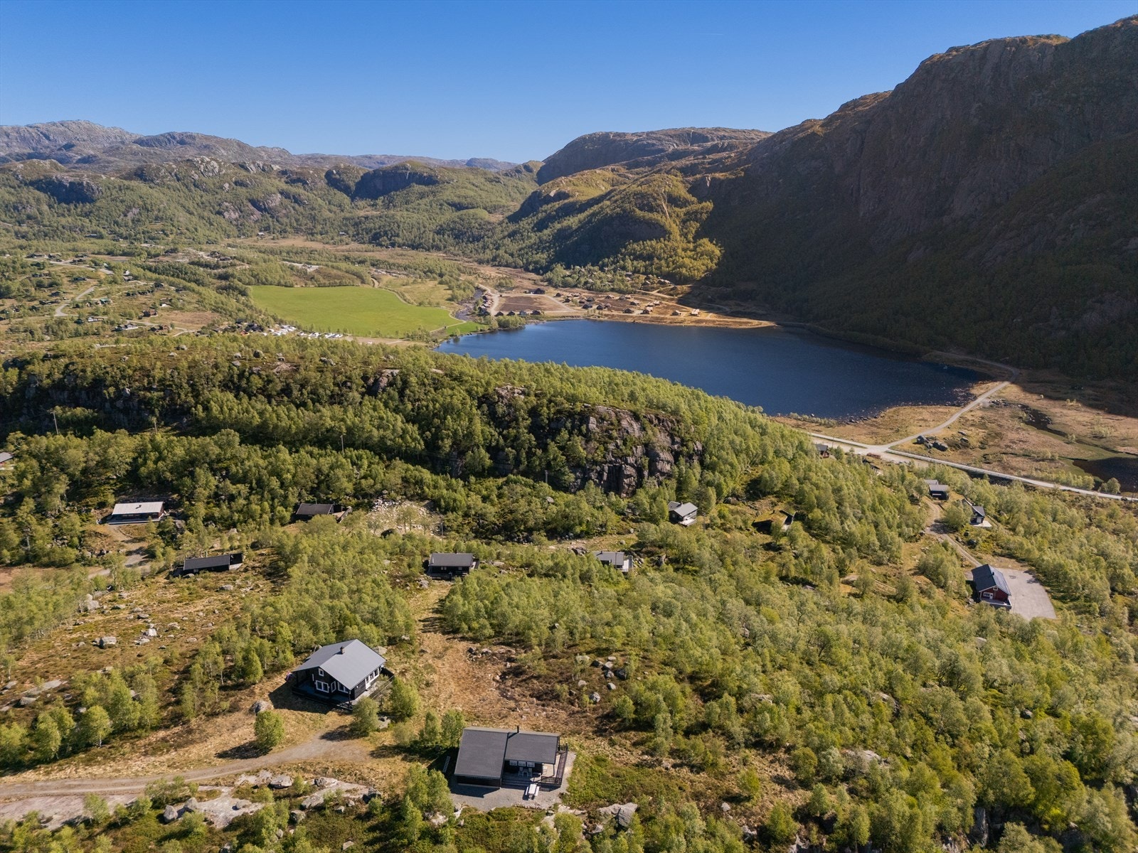 Fra hytten er det ca. 50 minutters kjøretur fra Sandnes og ca. 1,5 time fra Stavanger. Galleribilde