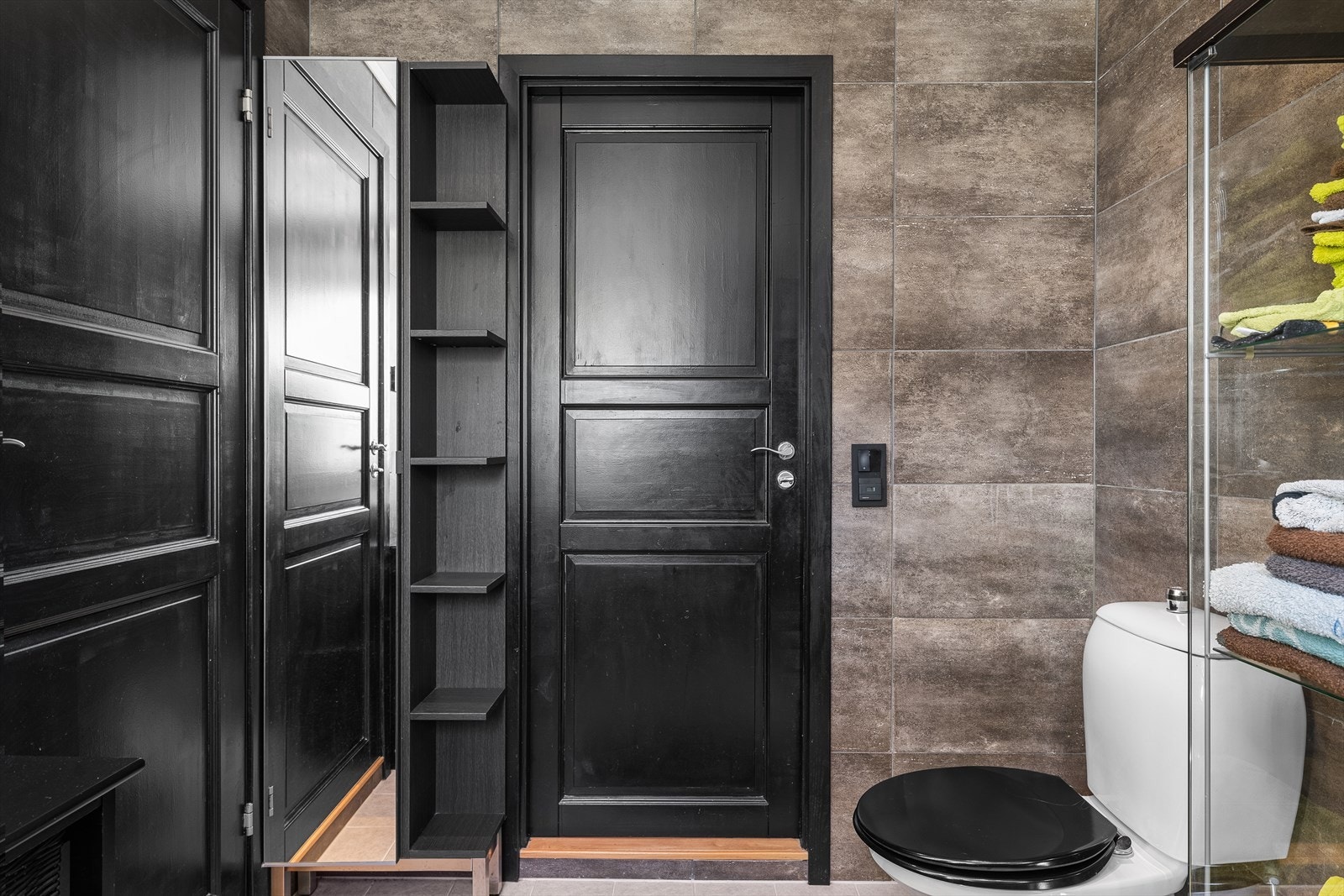 Badet er innredet med servant i baderomsmøbel, toalett og dusj. Galleribilde