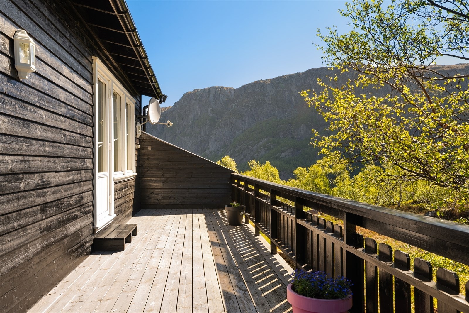 Området er luftig og tiltalende med god avstand mellom hyttene som gir både ro, privatliv og minimalt innsyn. Galleribilde