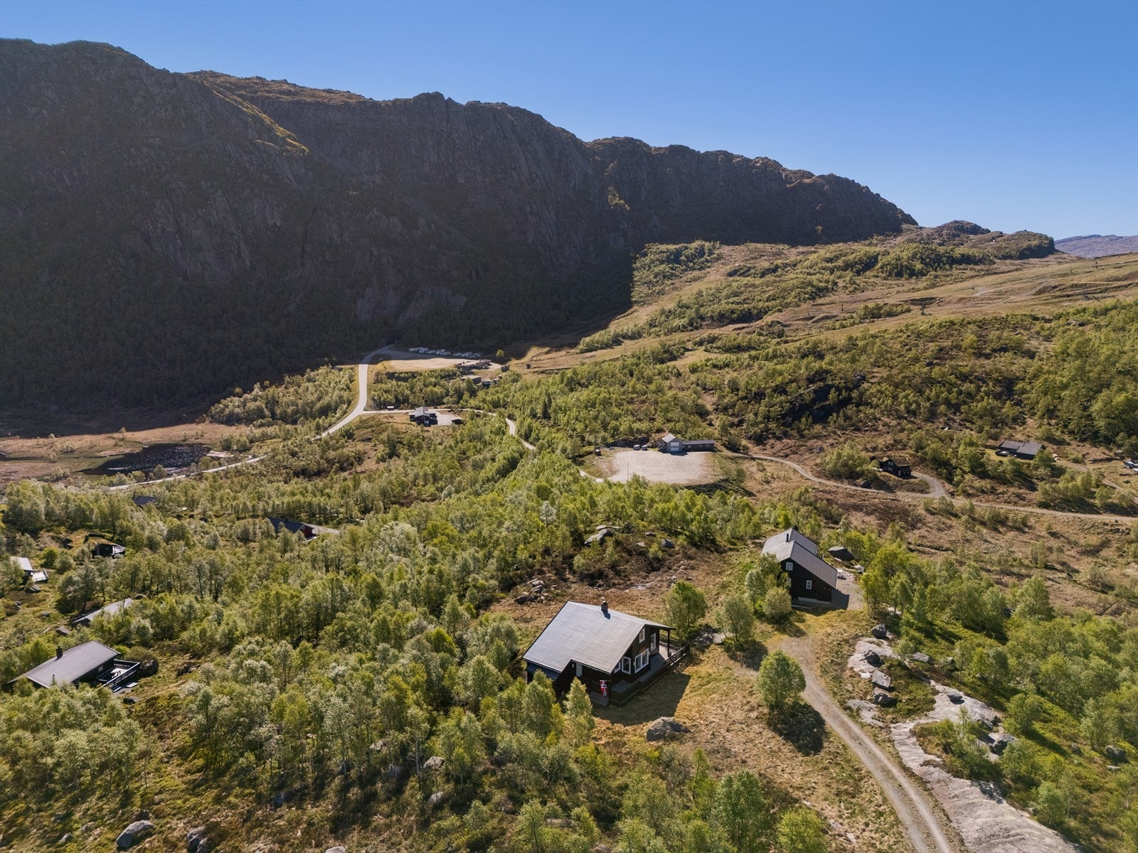 På sommerstid er det parkering ved hytten etter avtale med grunneier. Galleribilde