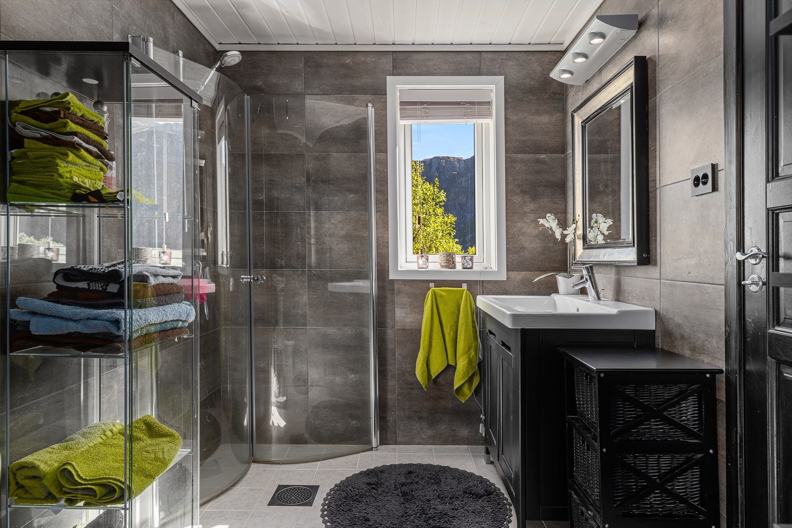 Helfliset bad med varmekabler i gulv. Galleribilde