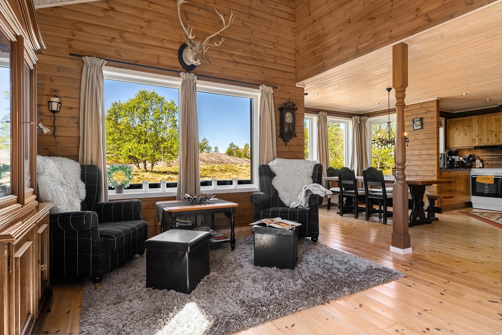 Her er det god takhøyde over stuen, samt godt med vindusflater som sørger for rikelig med naturlig lys. Galleribilde