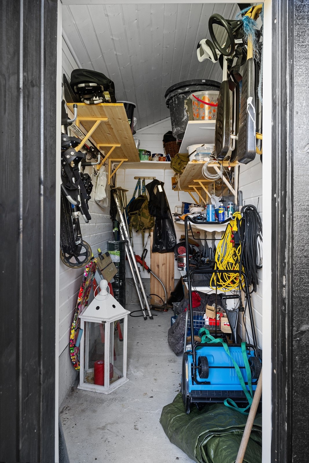 Det er godt med lagringsplass i utvendig bod, perfekt for ski, redskap og diverse. Galleribilde