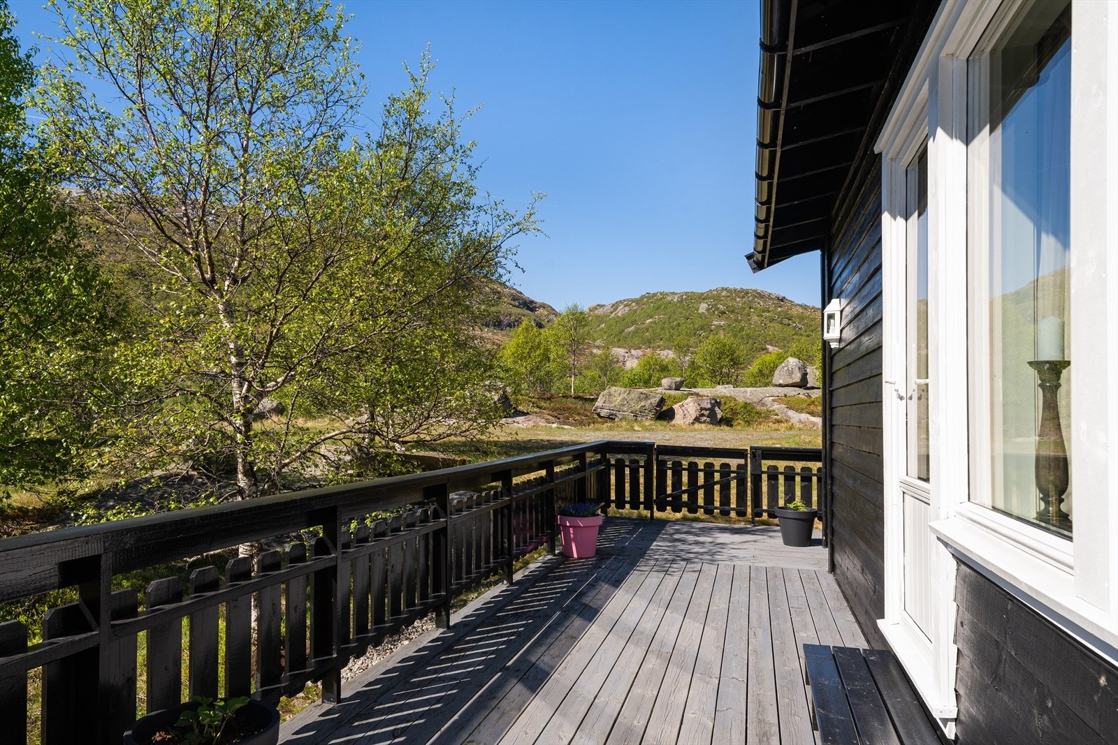 Det er stor terrasse som strekker seg rundt store deler av hytten. Galleribilde