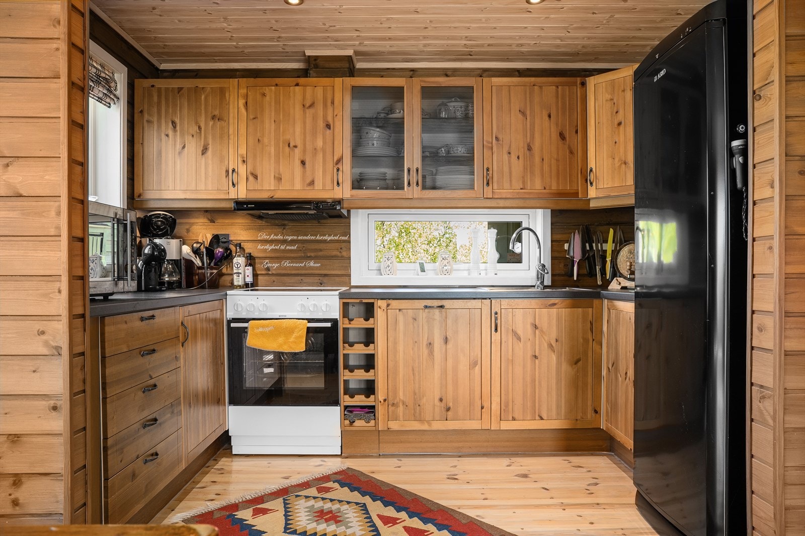 Kjøkkenet er partisk utforming og byr på rikelig med skap- og benkeplass. Galleribilde