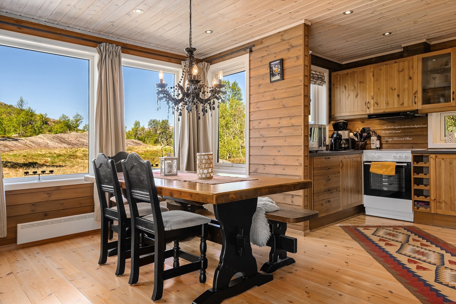 Kjøkkenet har profilerte fronter i eik og laminert benkeplate. Galleribilde