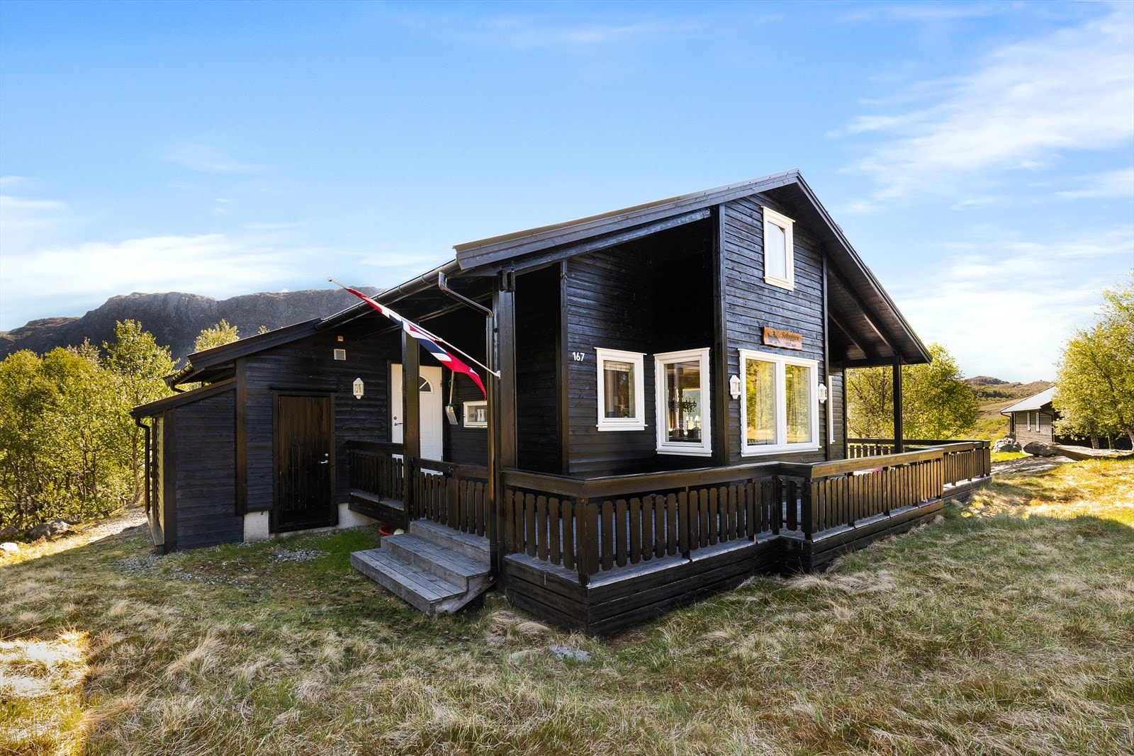 Terrassen måler ca. 40 m² og er en perfekt plass hvor man kan nyte fine dager og flott utsikt. Galleribilde