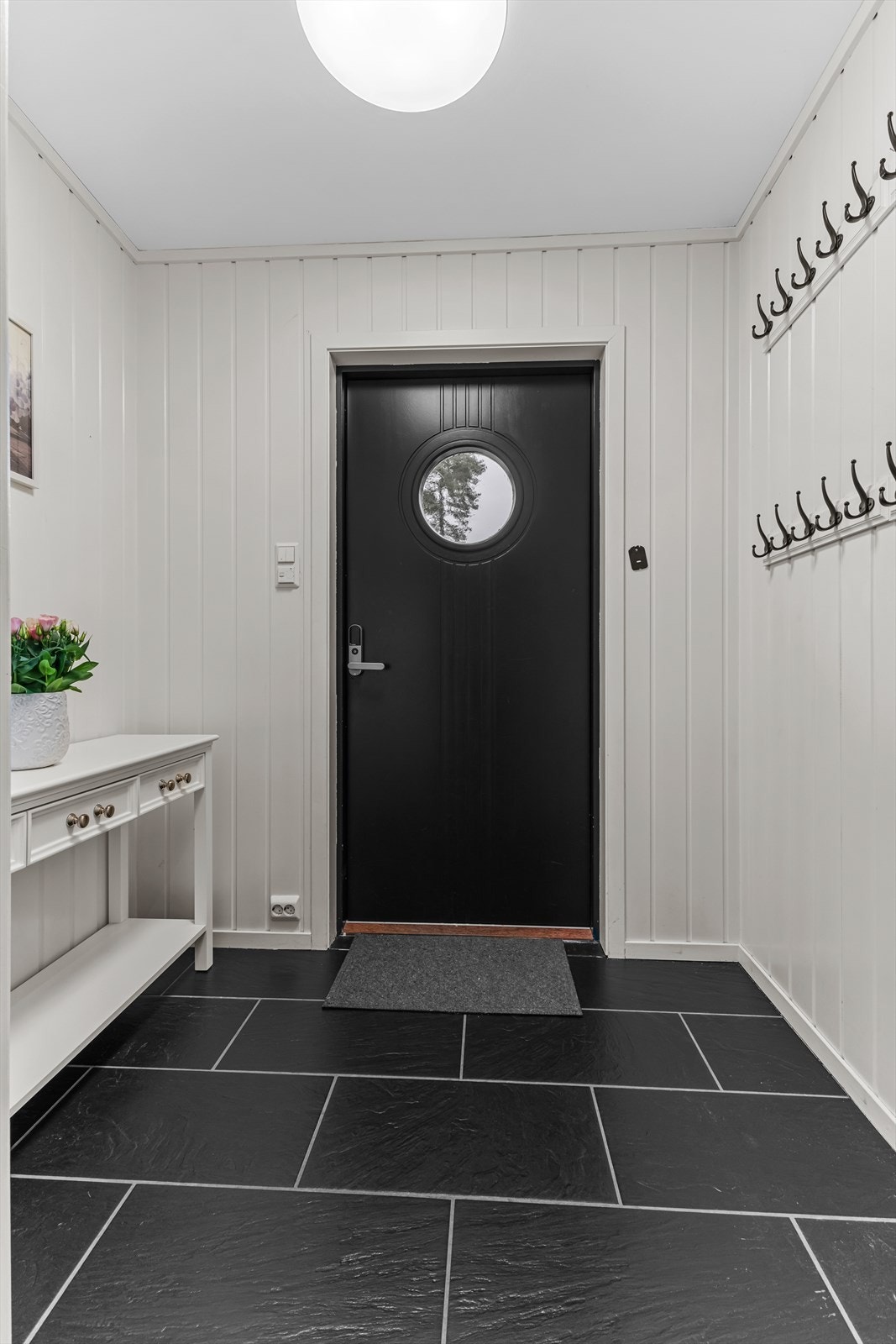 Vindfang med flislagt gulv og varmekabler Galleribilde