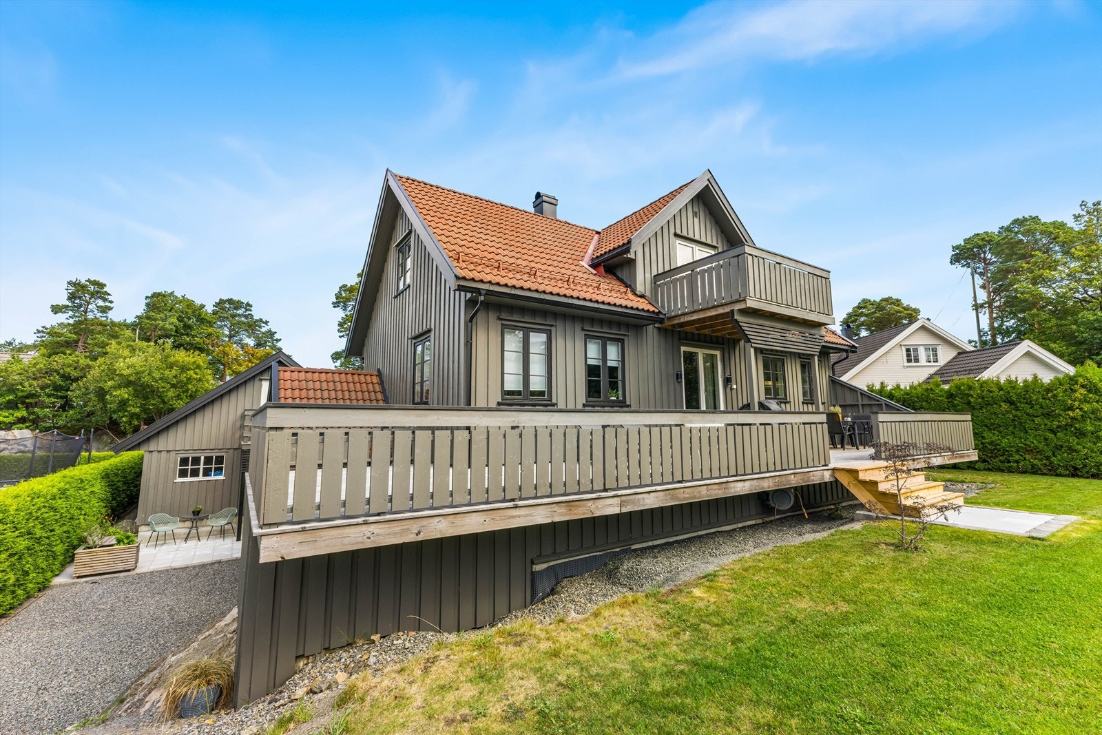 Under verandaen er det rikelig med lagringsplass i bod Galleribilde