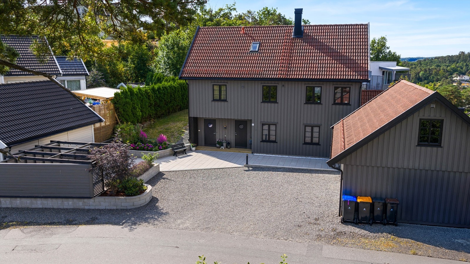 Eiendommen er pent opparbeidet og gir et velstelt inntrykk Galleribilde