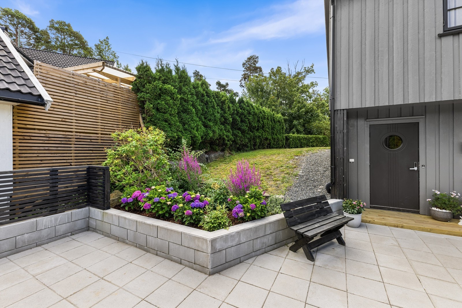 Velstelt tomt med hellelagt inngangsparti Galleribilde