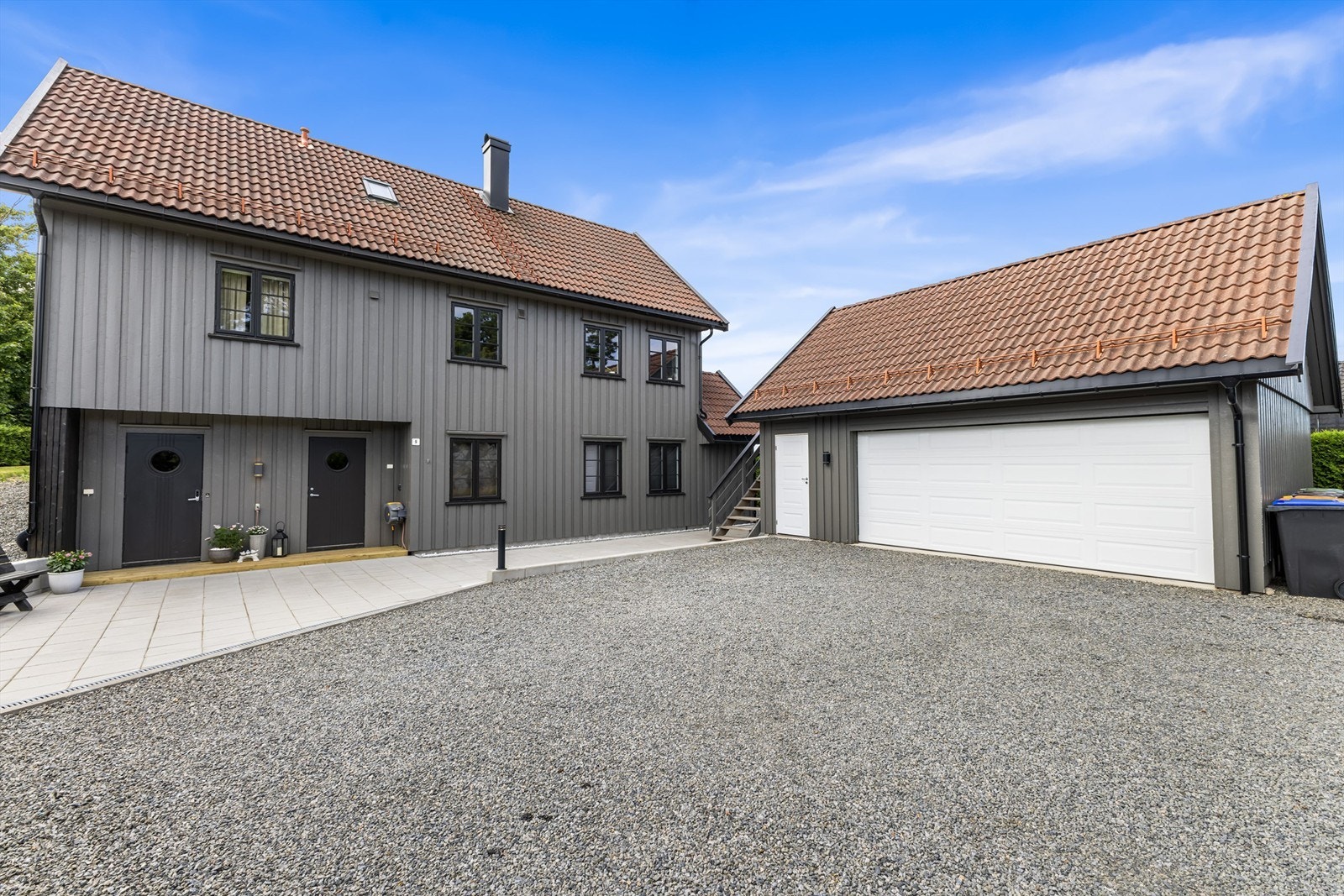 Eiendommen har romslig gårdstun med gode parkeringsmuligheter Galleribilde