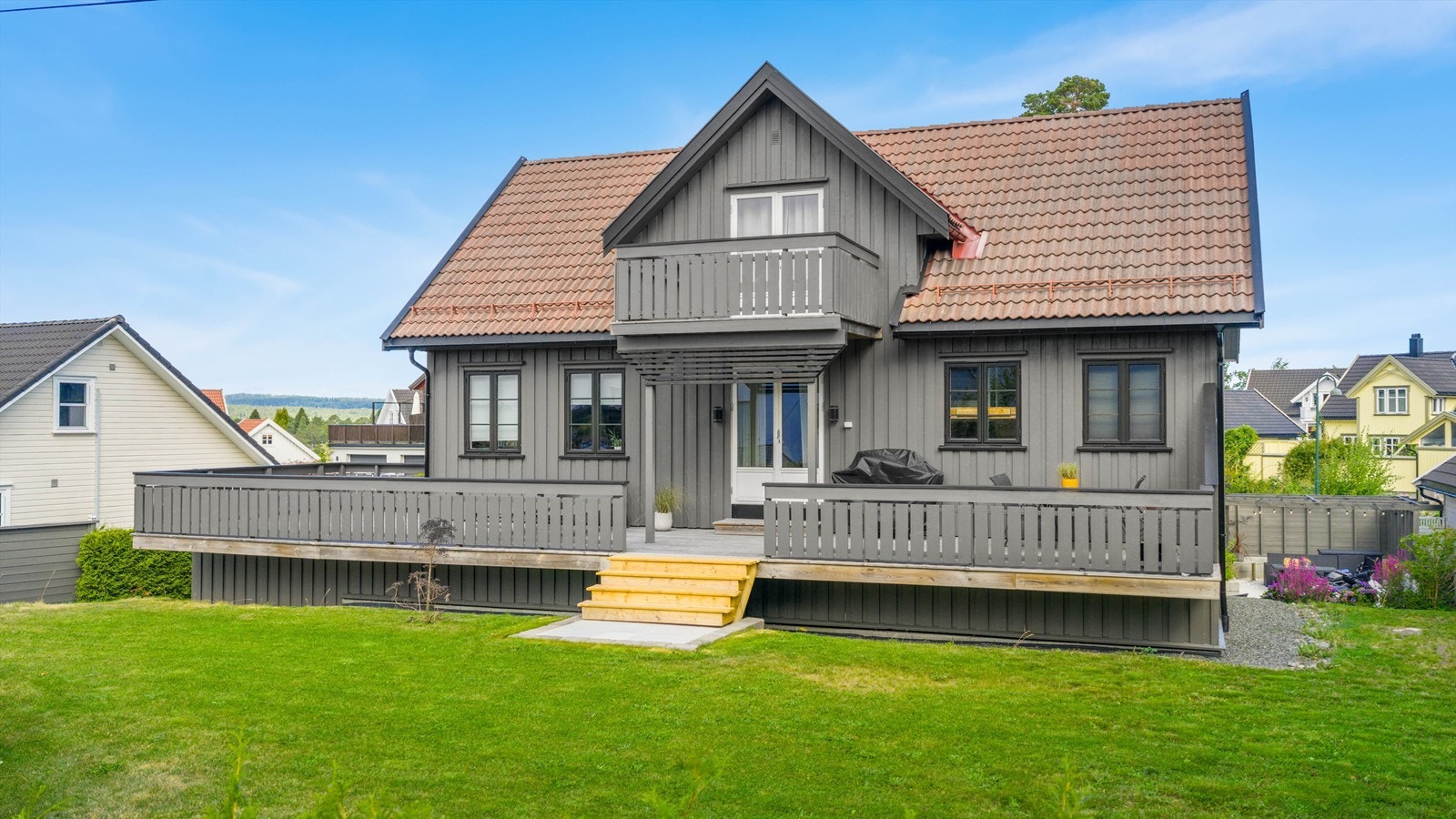 Eiendommen har gode solforhold gjennom hele dagen, noe som gir fine rammer for både lek, samvær og avslapning utendørs Galleribilde