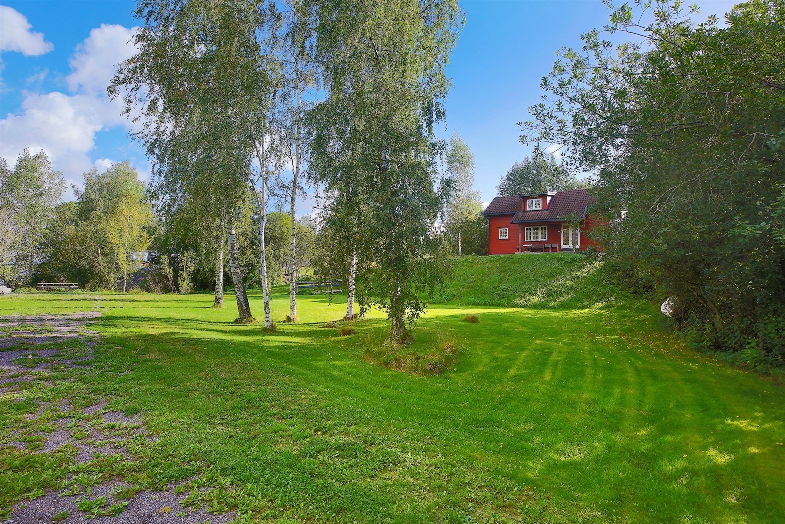 Eiendommen har en stor og fin hage i rolige omgivelser. Galleribilde