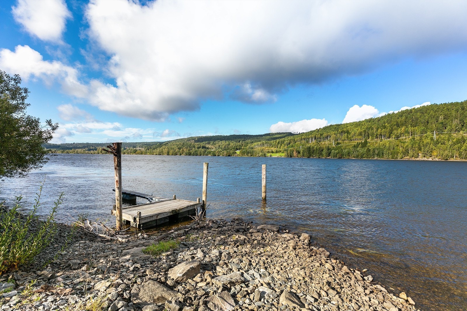 Eiendommen har ligger helt nede ved vannet i idylliske omgivelser. Galleribilde
