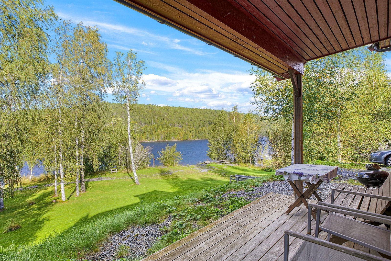 Fra stuen og markterrasse kan det nytes en idyllisk utsikt over naturen - Virkelig sjelefred. Galleribilde