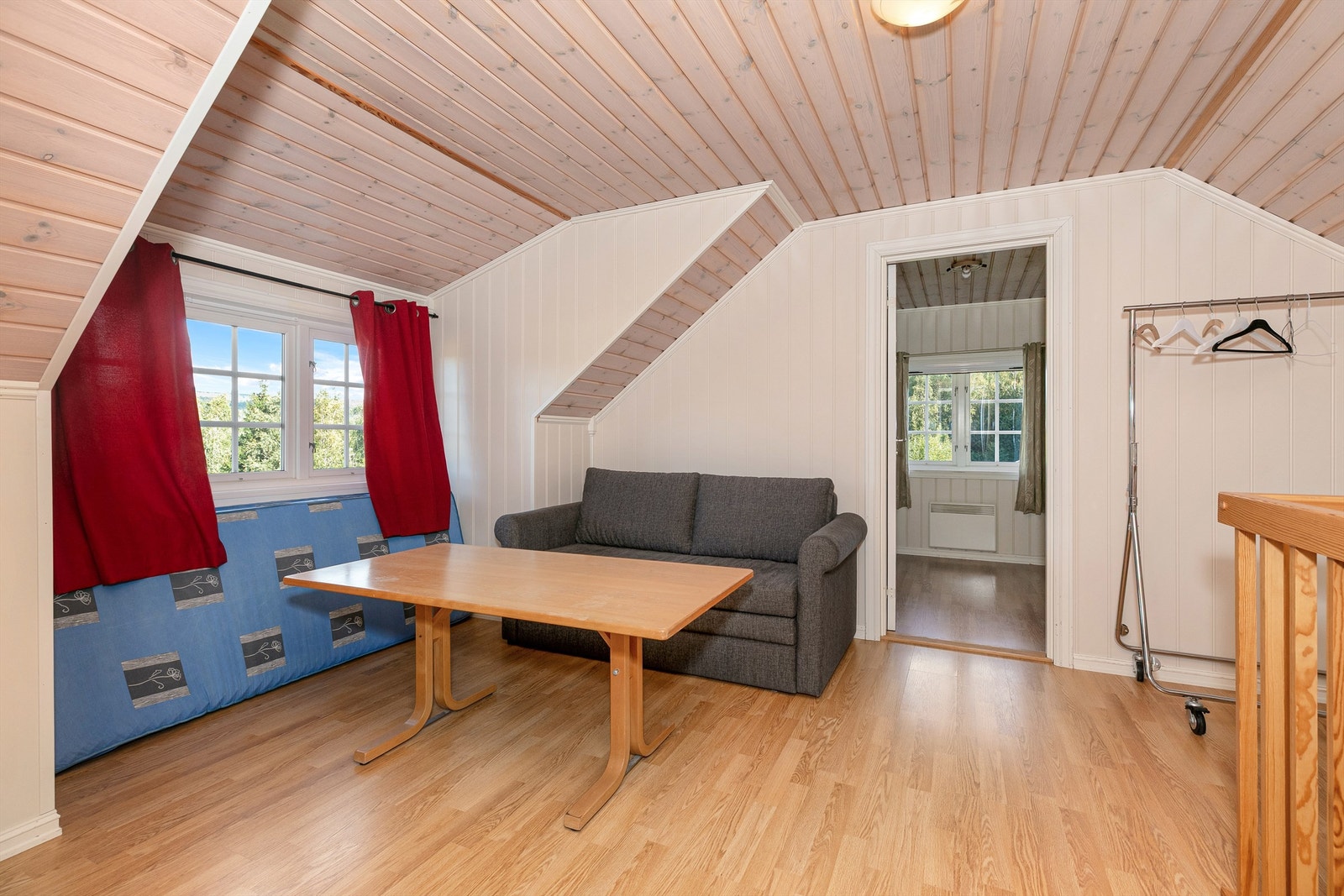 I andre etasje finner du en romslig lofstue og boligens to soverom. Galleribilde