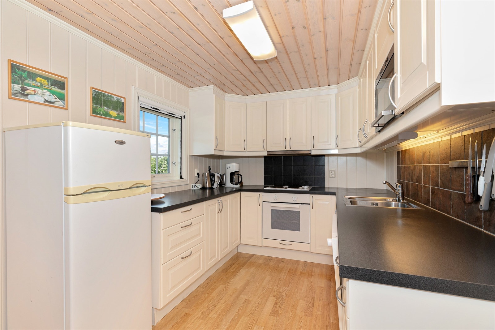 Kjøkken - En romslig kjøkken med både god benke-og skapplass. Det medfølger hvitevarer og diverse kjøkkeninventar. Galleribilde