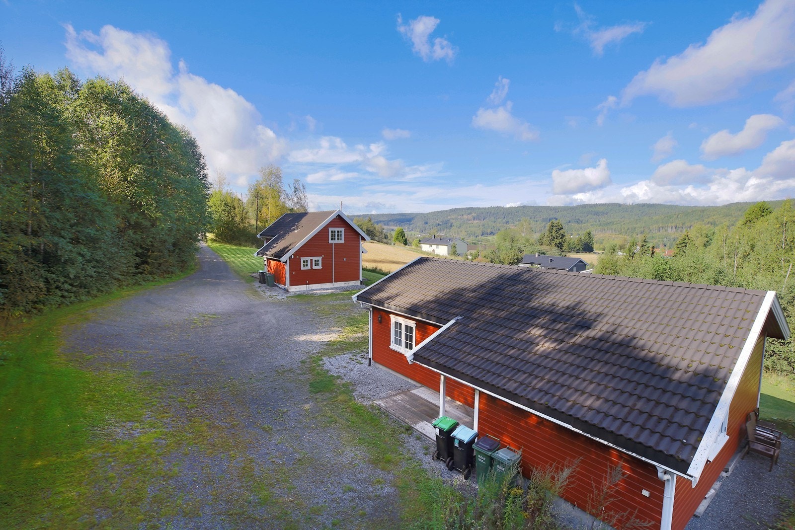 Boligen deler tun og hage med naboeiendommen. Galleribilde
