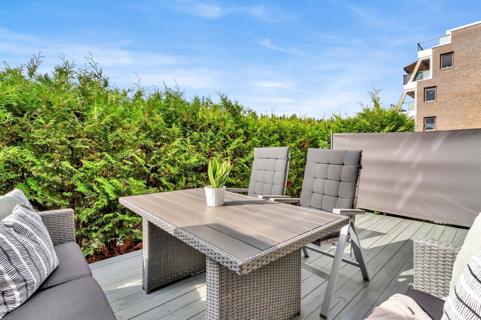 På terrassen har du mulighet til å møblere med sittegruppe, grill og tilhørende møbler. Galleribilde