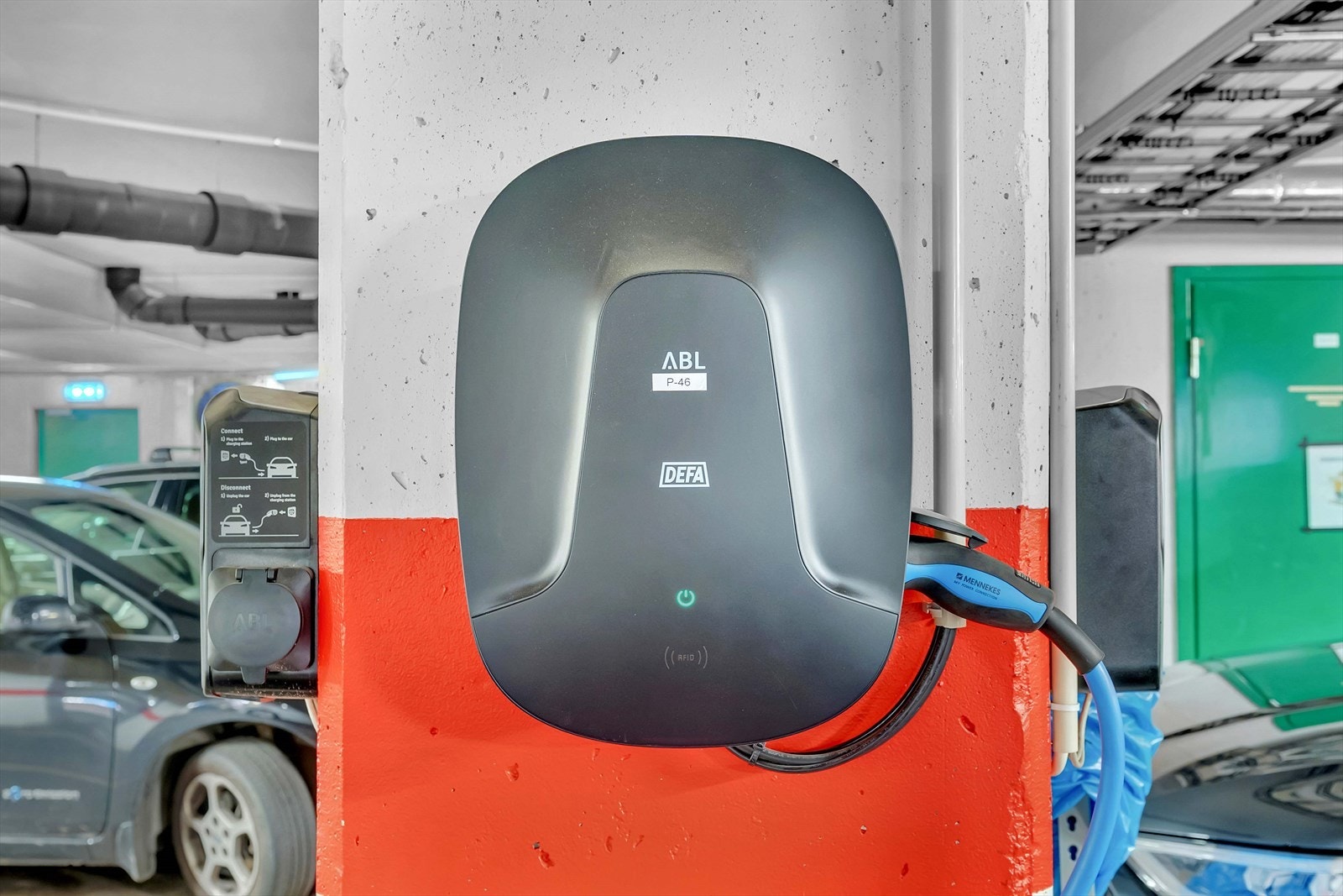 Det er montert elbillader på parkeringsplassen i garasjen! Galleribilde