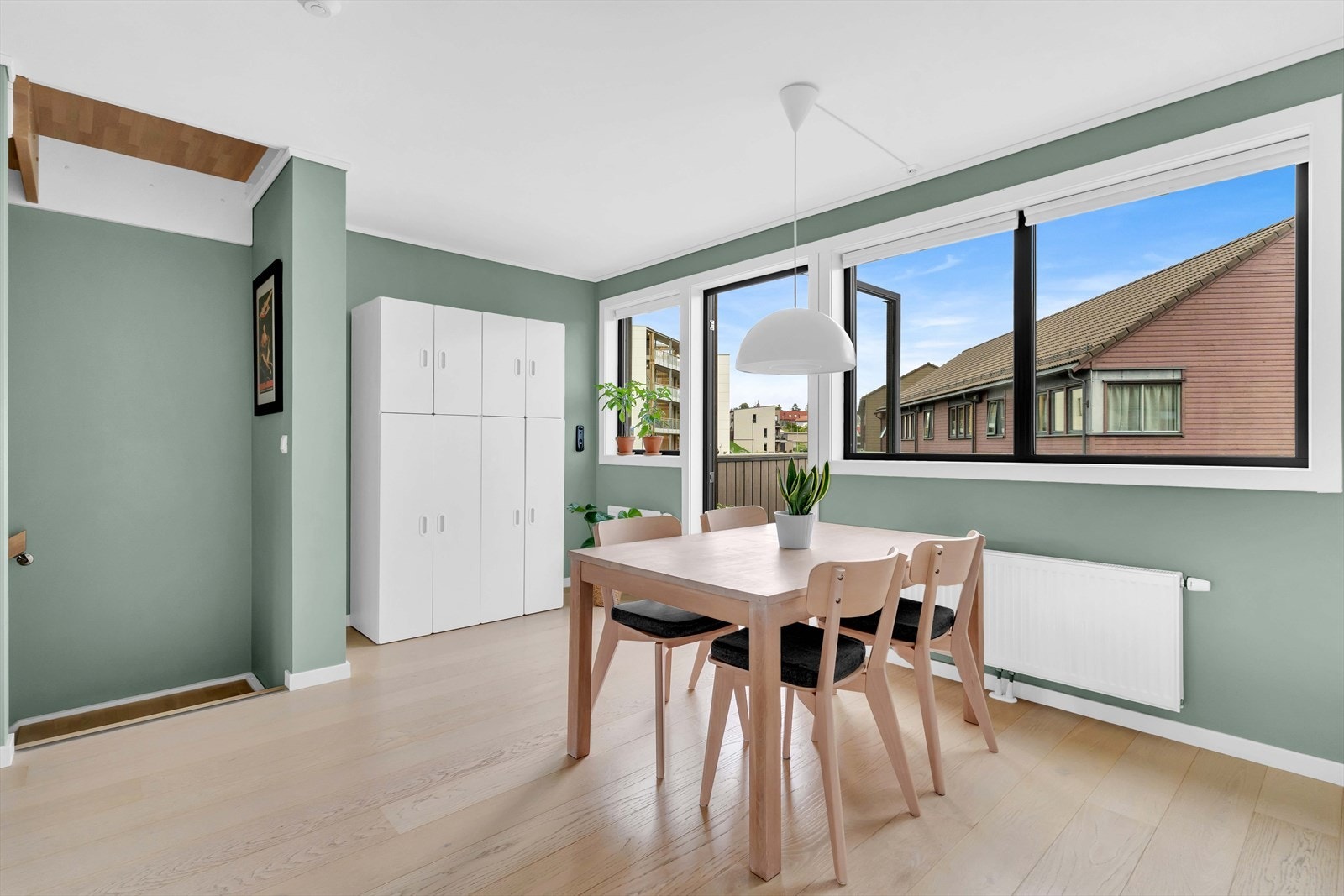 La oss ta turen videre ned til boligens førsteetasje. Galleribilde