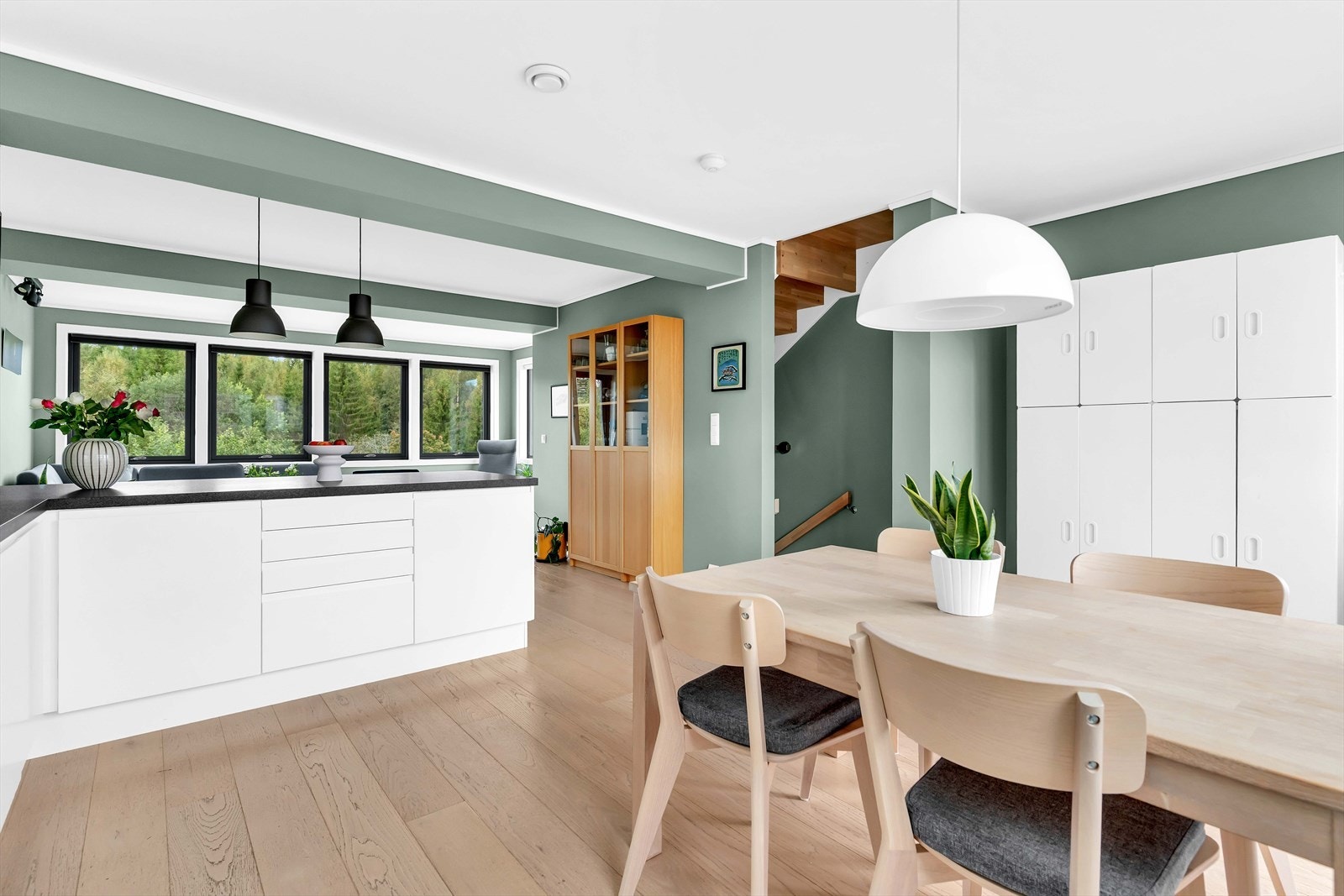 Her er det også god plass til spisebord, perfekt for både mindre og større måltider. Galleribilde