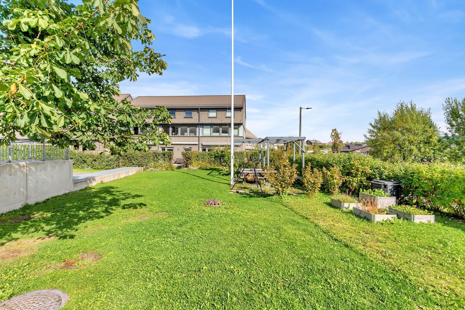 Sameiet byr på flotte fellesområder, med en koselig sittegruppe her. Galleribilde