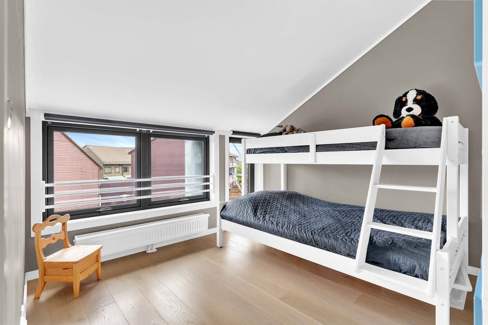 Begge rommene i tredje etasje er av god størrelse, med fin takhøyde og gode lysforhold. Galleribilde