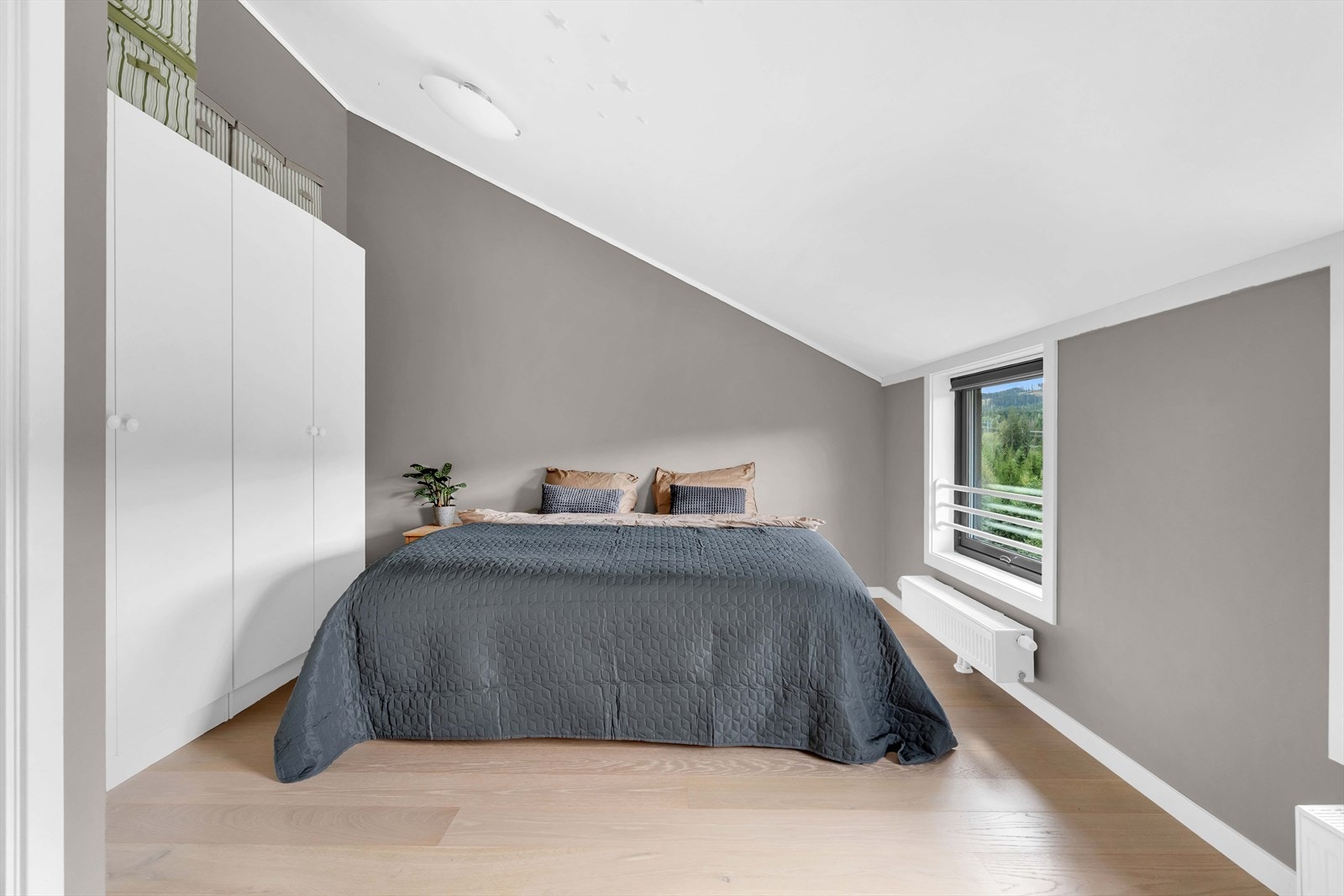 I tredje etasje finner man boligens hovedsoverom. Her er det god plass til dobbeltseng med nattbord, og praktisk garderobeskap. Galleribilde