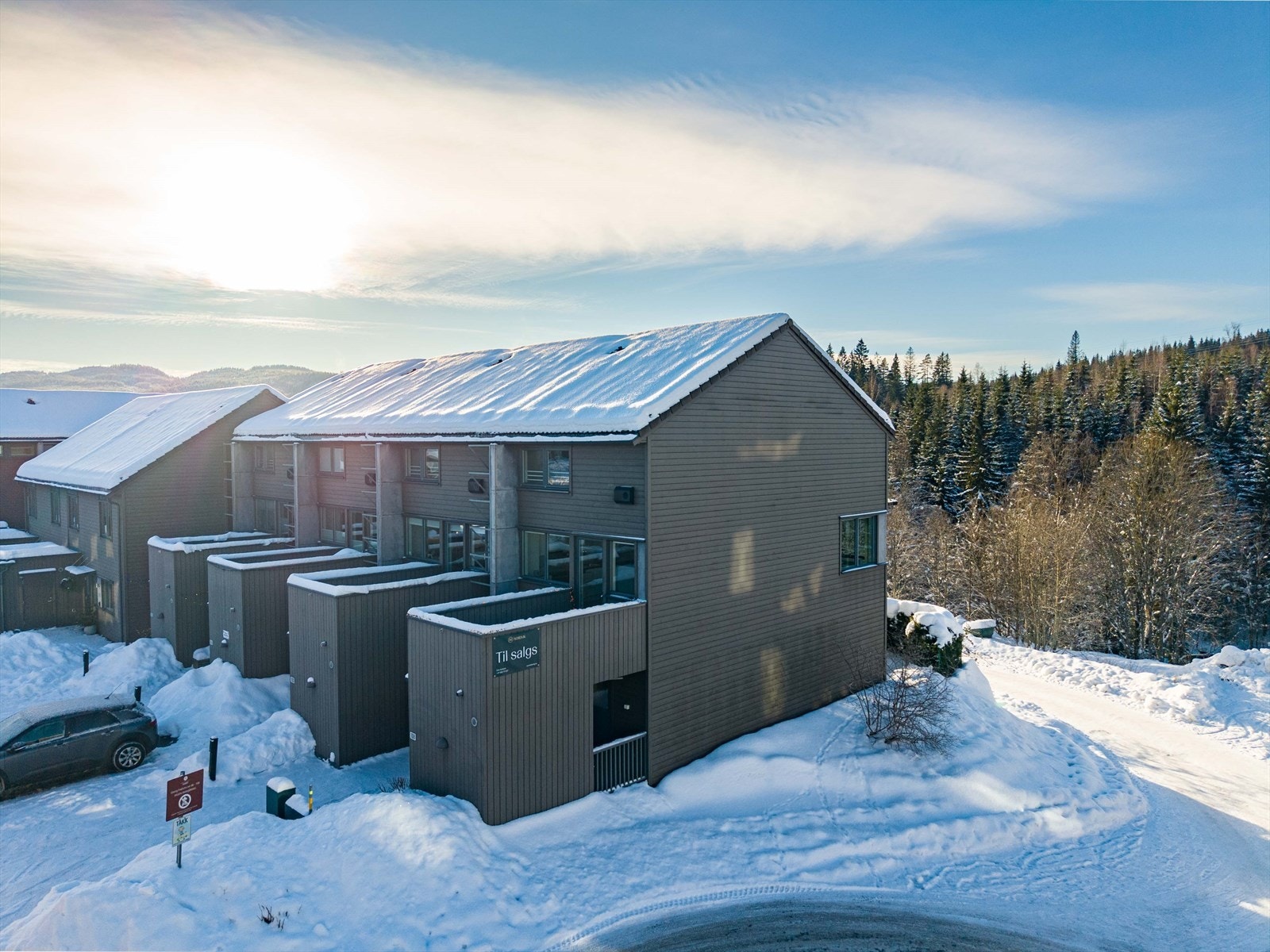Dette er et moderne enderekkehus beliggende i et svært barnevennlig område med gangavstand til både barnehager og skoler, med Nordmarka rett ved. Galleribilde