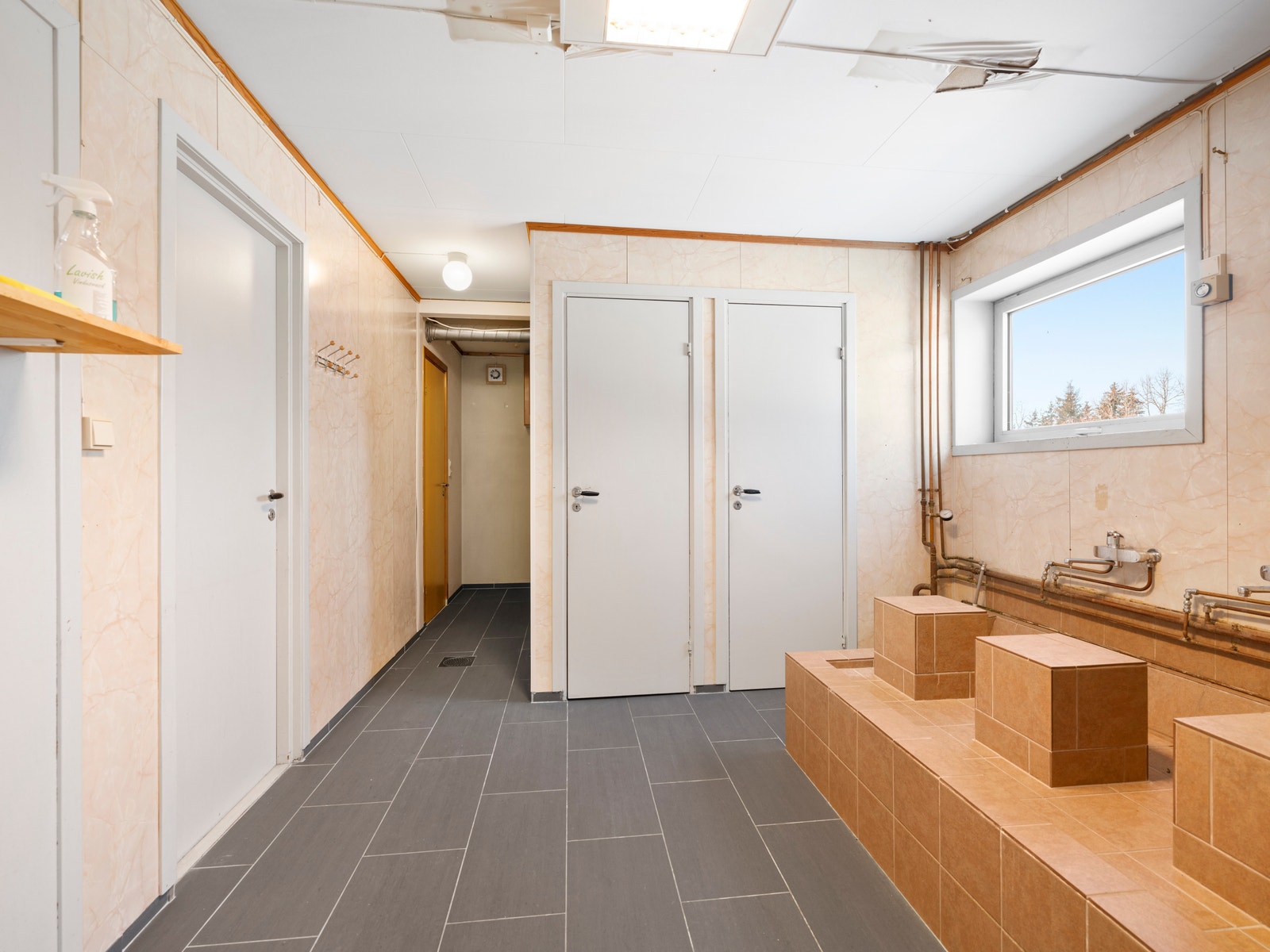 1. etasje garderobe og toaletter rett ved inngangsparti (besøkende) til stort funksjonelt rom Galleribilde