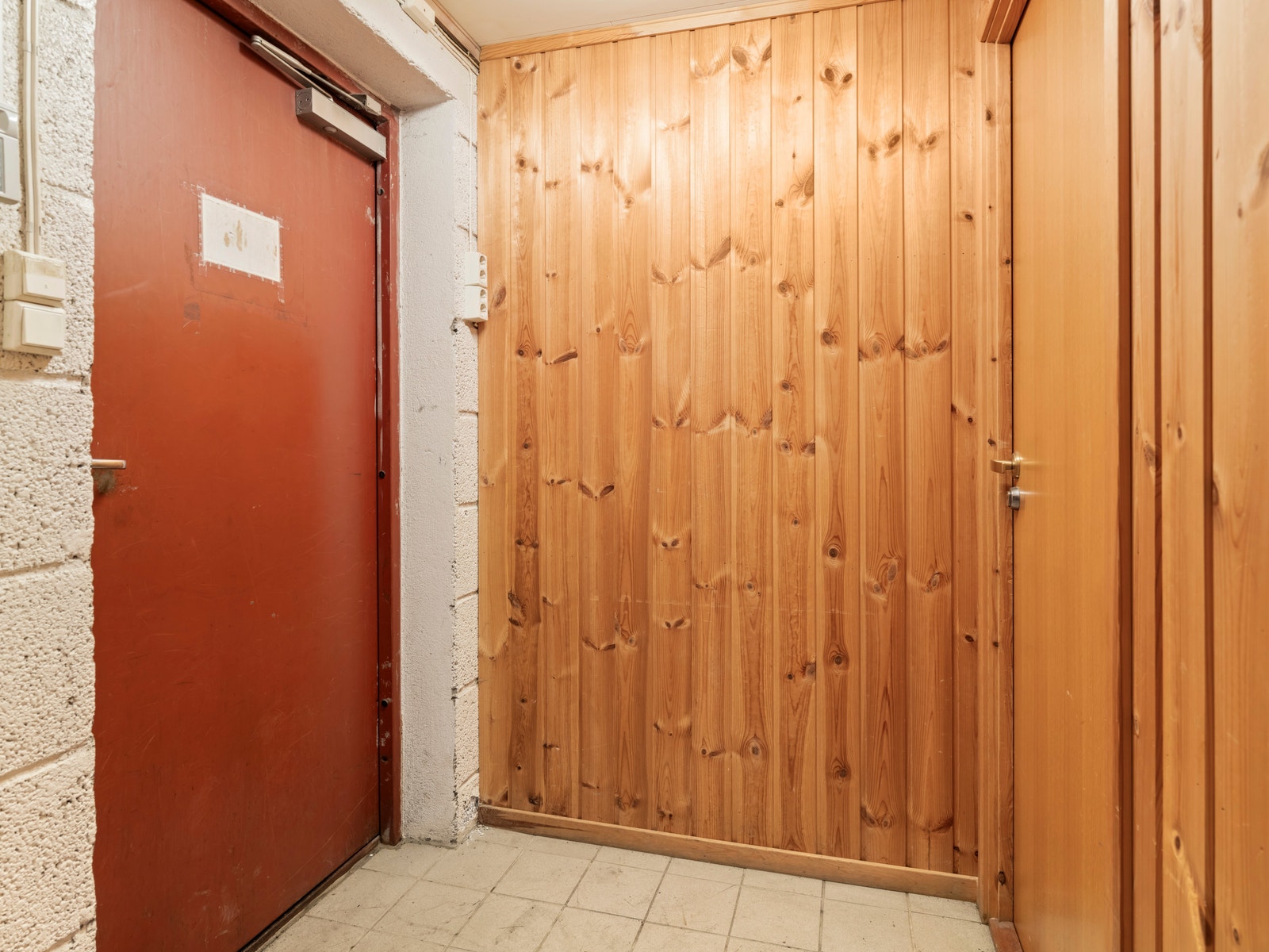 Inngangsparti rett ved garasjeport (personalinngang) Galleribilde