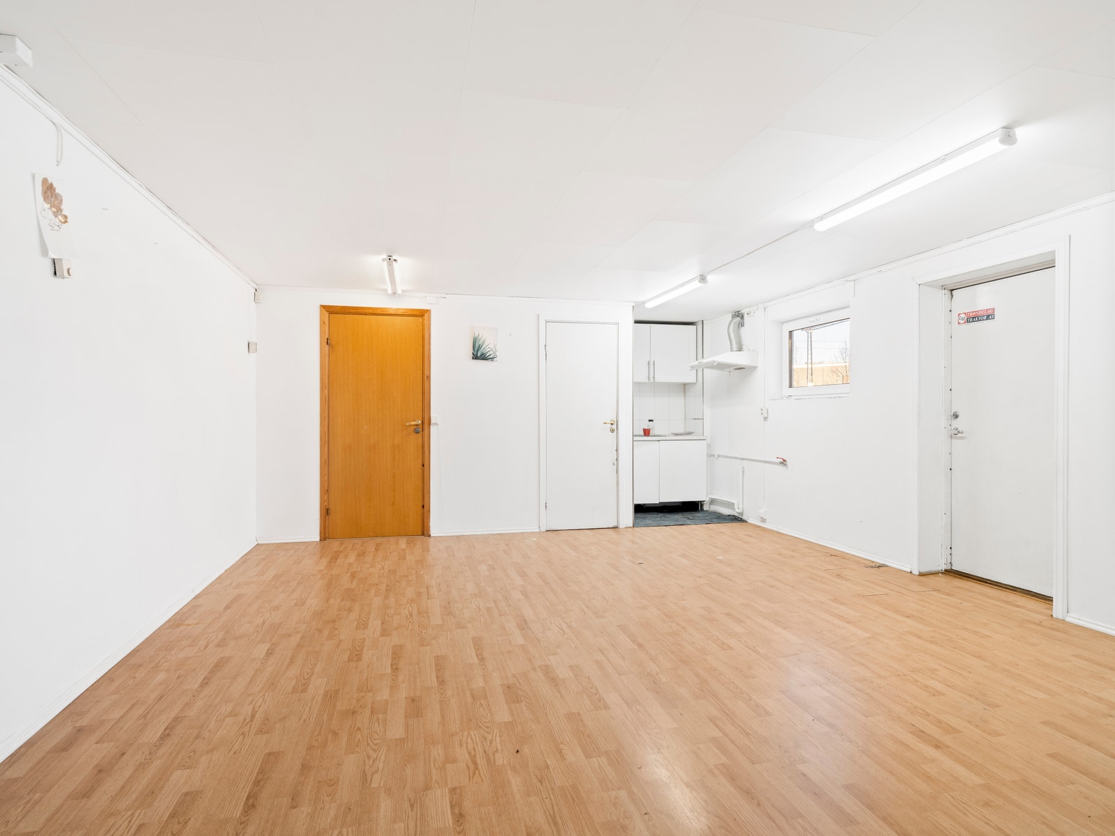 1. etasje med inngang direkte fra uteplass, tekjøkken og toalett/dusj Galleribilde