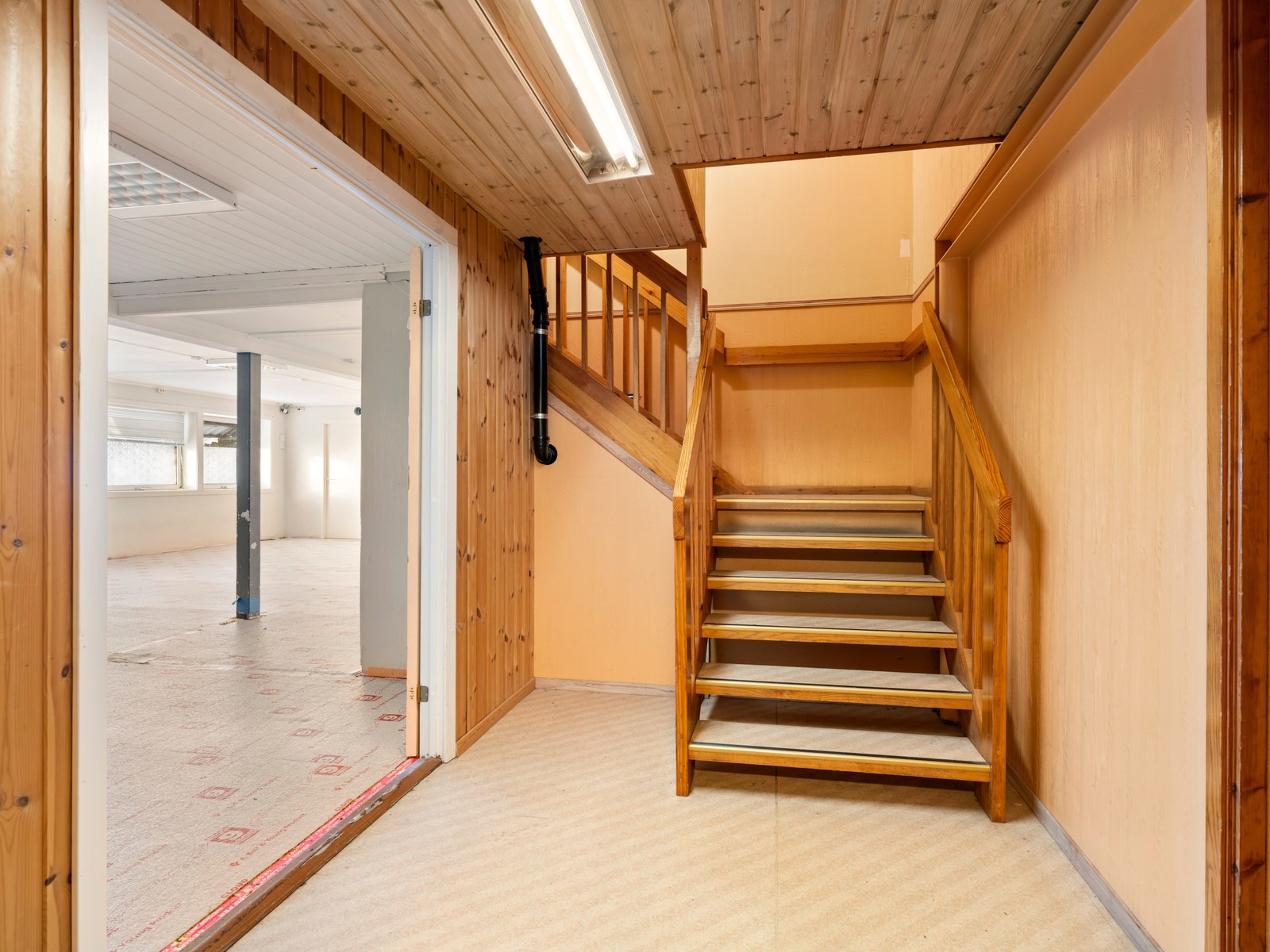 Inngangsparti med trapp til 2. etasje (personalinngang) Galleribilde