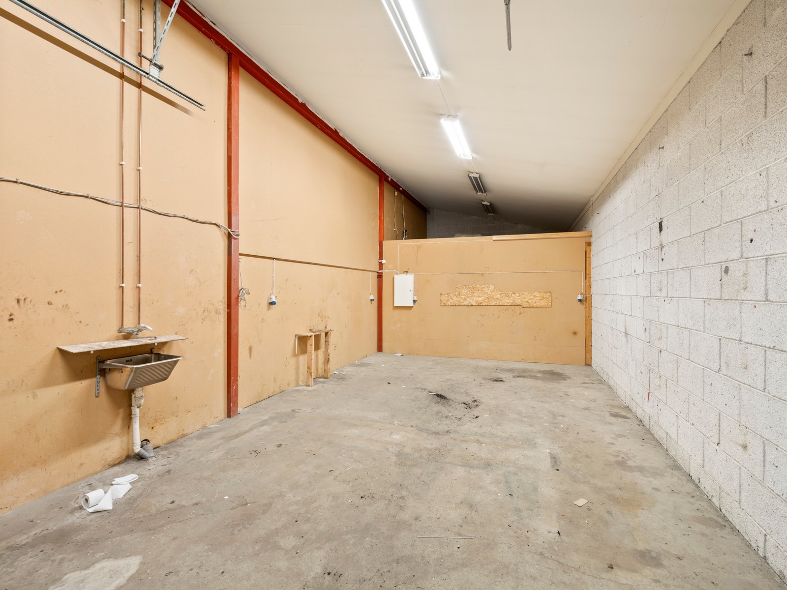 Garasje hvor vegg kan tas bort for større garasjeplass. Galleribilde