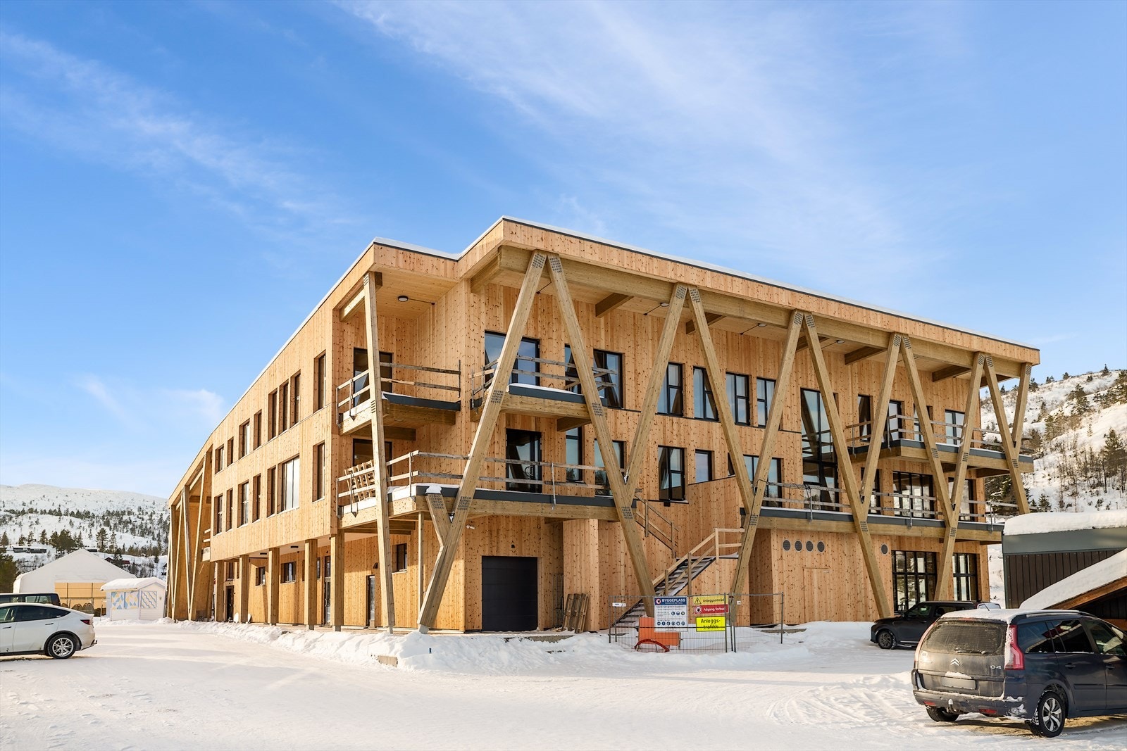 Nytt sentrumsbygg med større matbutikk, kafe, turistinformasjon, kontorer mm Galleribilde