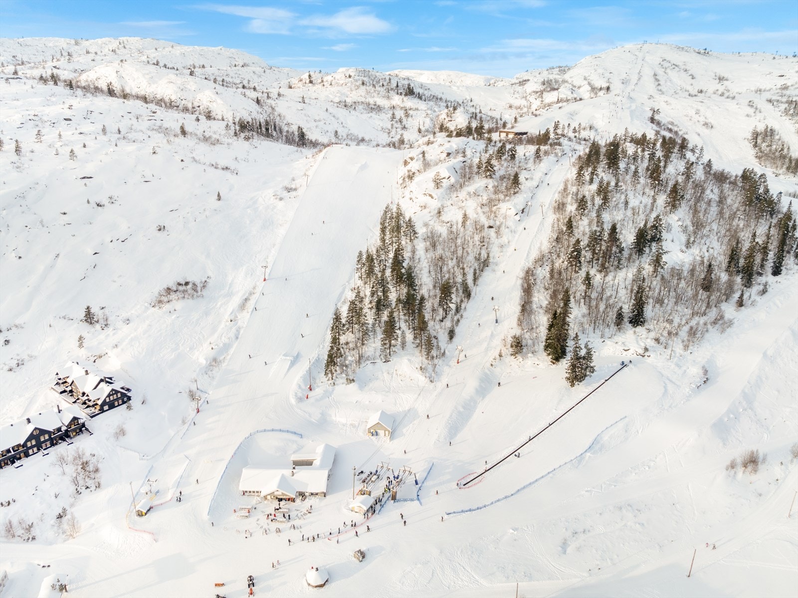 Skisenteret har 5 trekk og et skibånd for de minste, og det er 14 nedfarter med ulike vanskelighetsgrader som tilfredsstiller alle nivåer av ferdigheter. Ved trekk 3 finner man også en skipark med hopp, rails og kuler Galleribilde