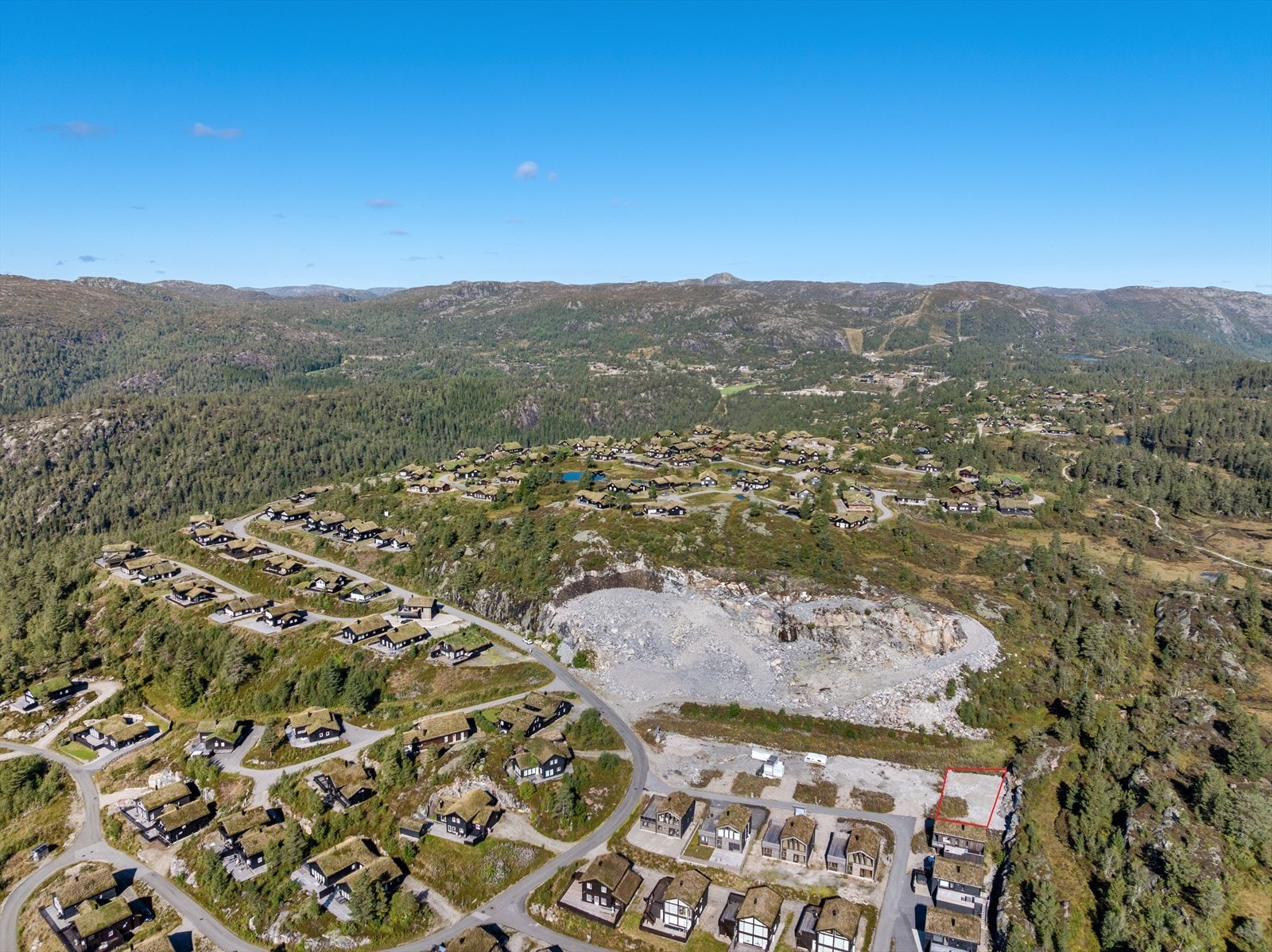 Du kan også få ferdig hytte på ca. 127kvm med 5 soverom, 2 bad, vaskerom og en stor og romslig åpen stue- og kjøkkenløsning med generøs takhøyde som gir godt med naturlig lys enhver hytte trenger Galleribilde