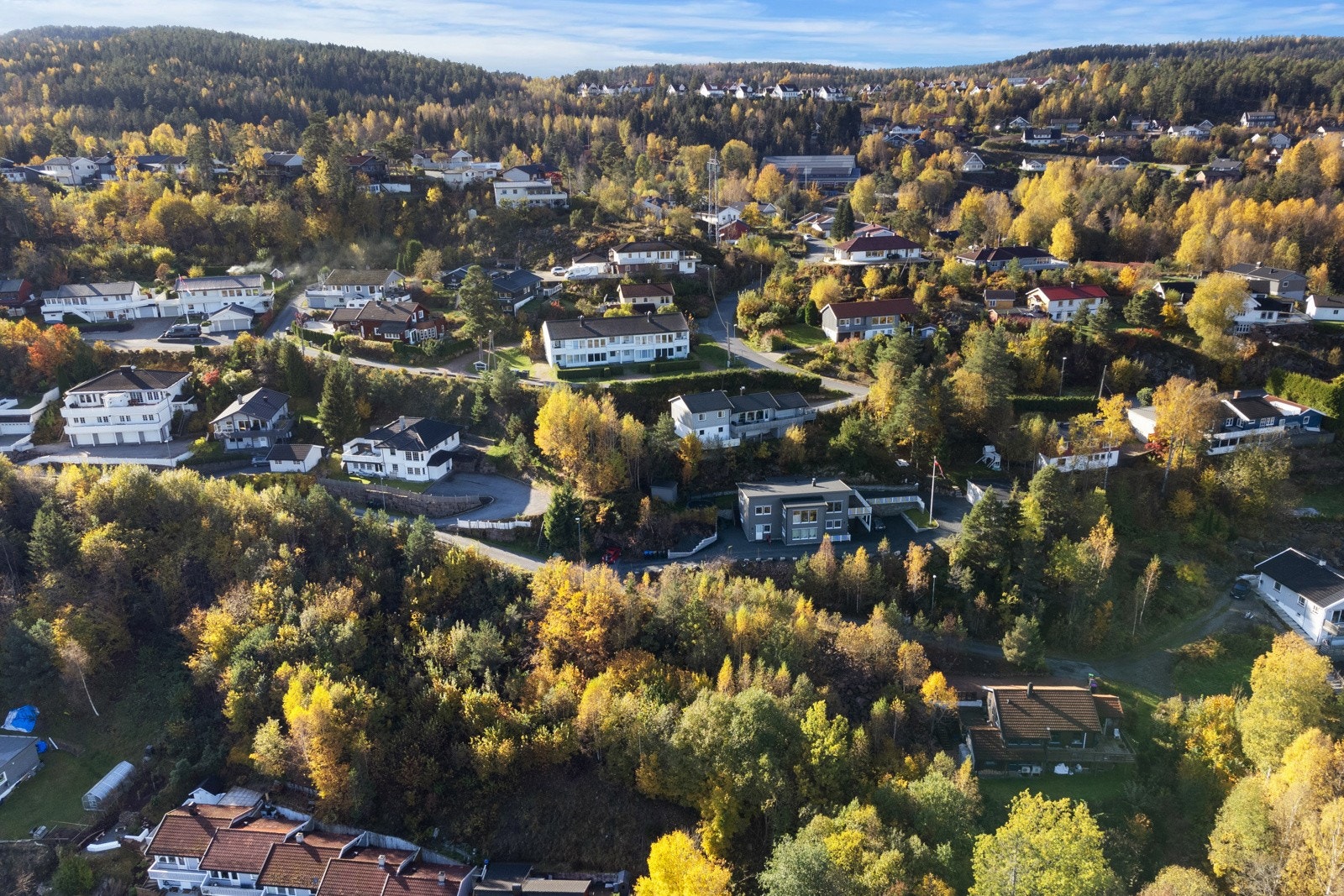 Tomten har en fin beliggenhet med gangavstand til skoler, sentrum og fjorden. Galleribilde
