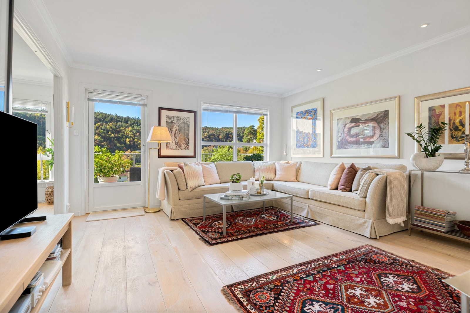 Lys og fin stue med utgang til balkong Galleribilde