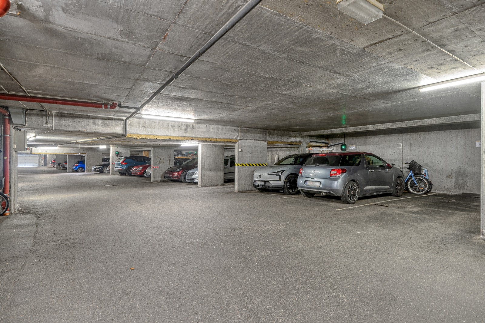 P-plass i kjeller Galleribilde