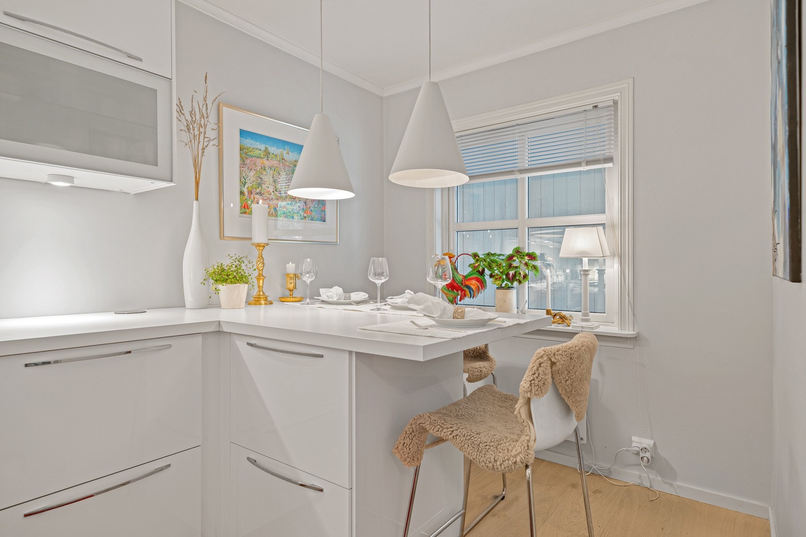 Pent kjøkken med integrerte hvitevarer og godt med benke/skapplass Galleribilde