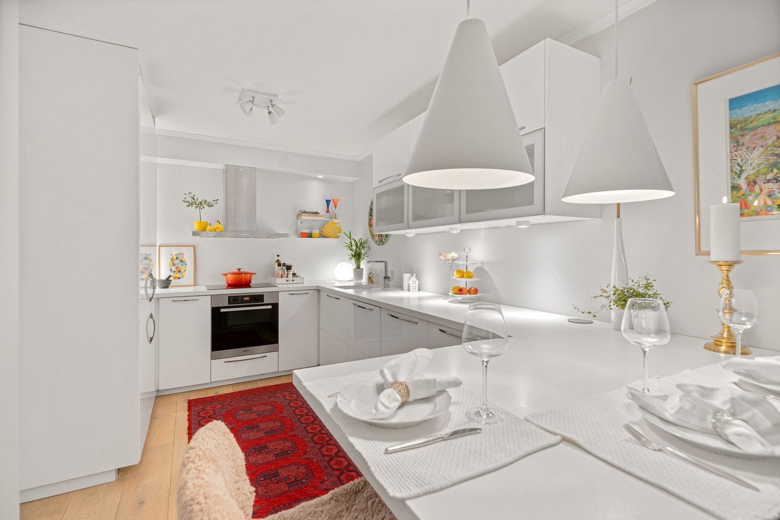 Pent kjøkken med integrerte hvitevarer og godt med benke/skapplass Galleribilde