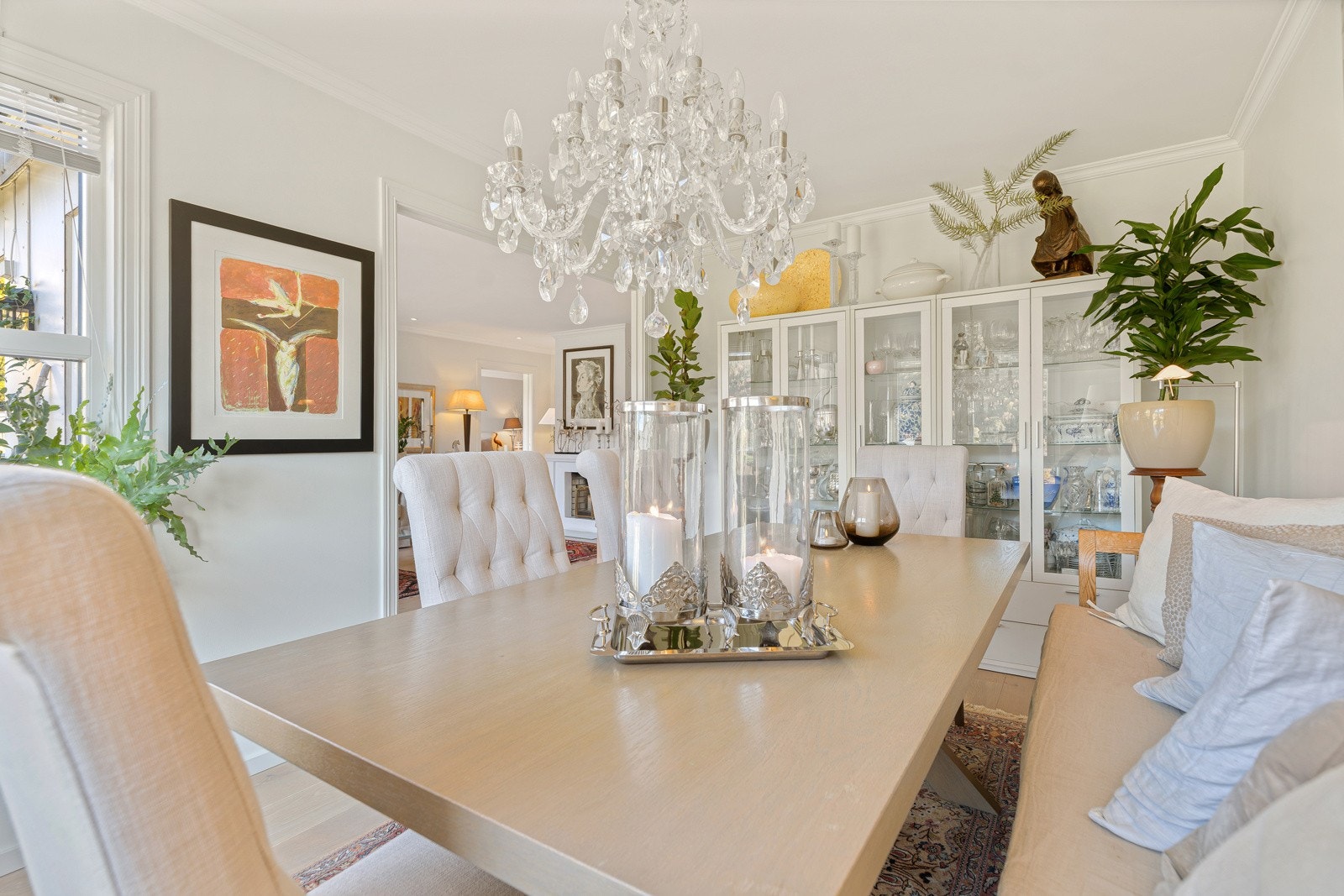 Spisestue rett innenfor stuen Galleribilde