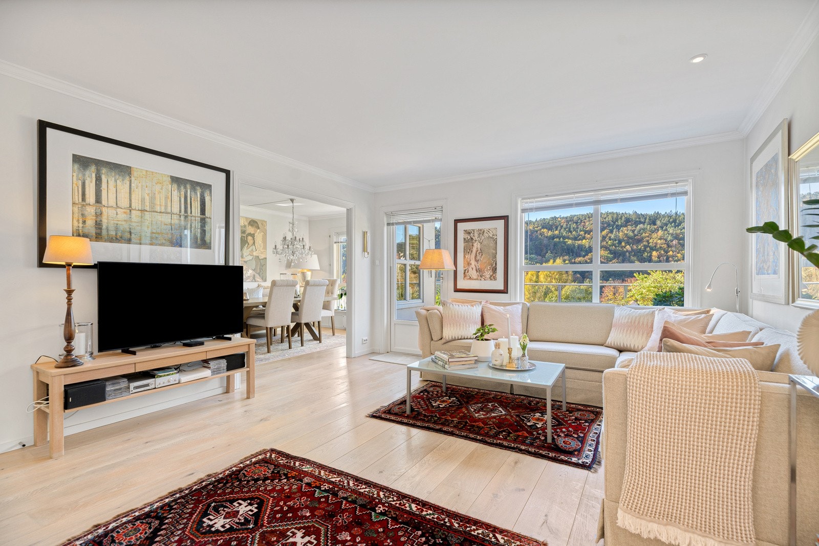 Lys og fin stue med utgang til balkong Galleribilde