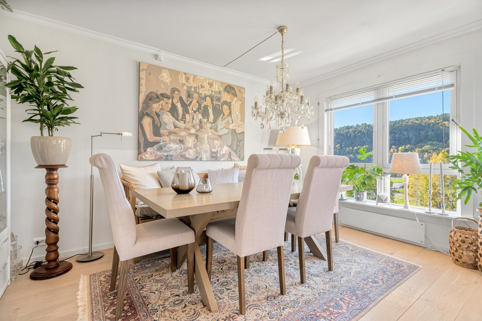 Spisestue rett innenfor stuen Galleribilde