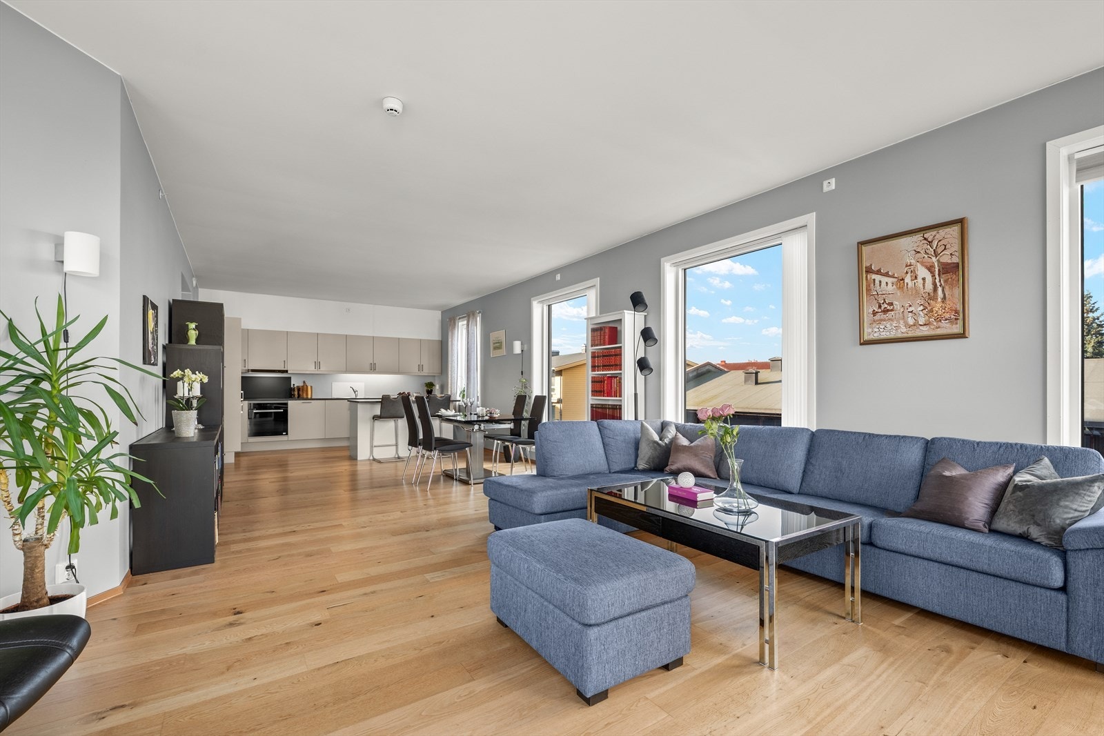 Stuen med rikelig lys inn gjennom store vindusflater Galleribilde